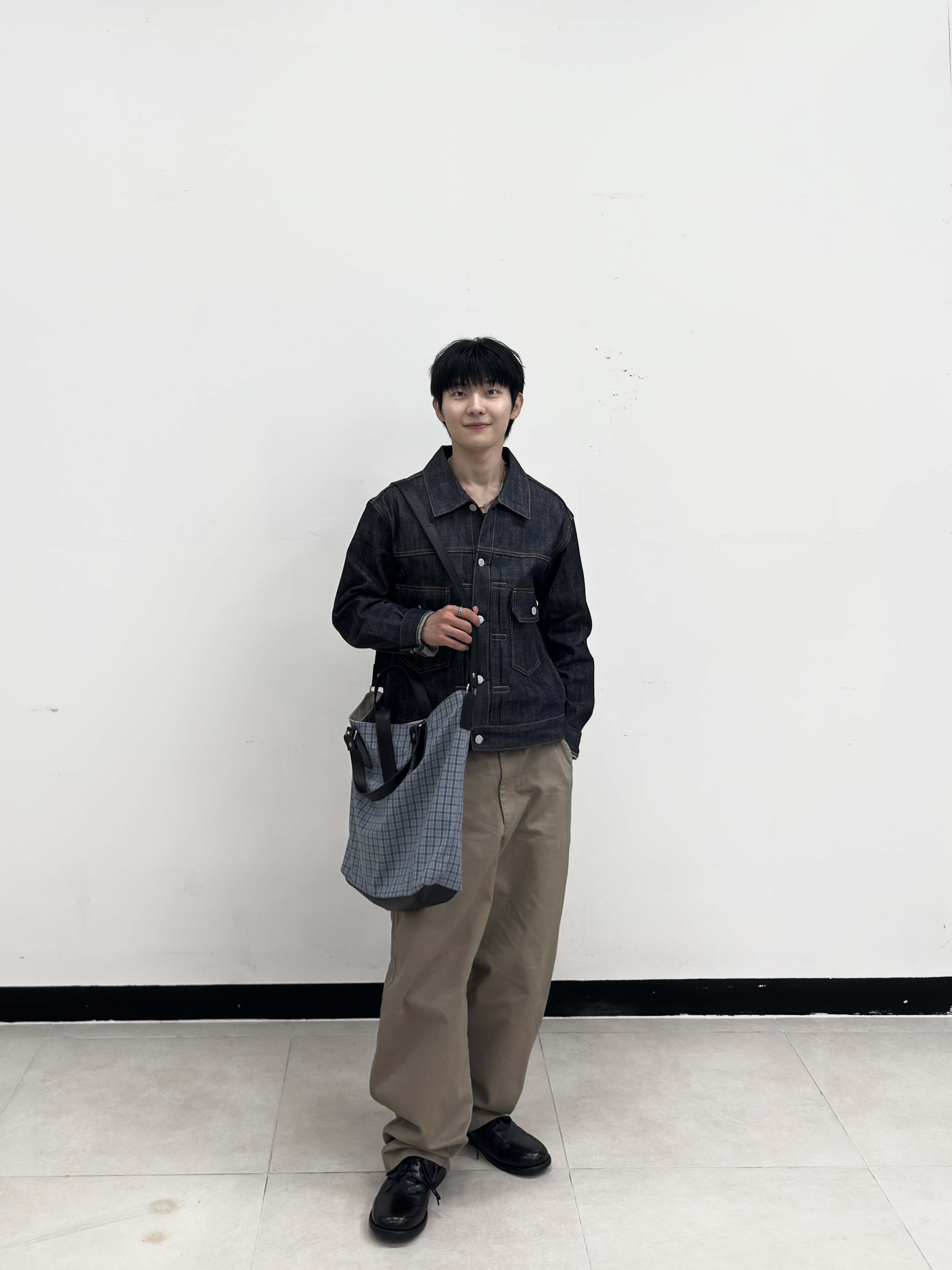 STU Selvedge Demim Jacket, Uniqlo U Wide FIt Chino Pants Brown 착용 스타일 - 5