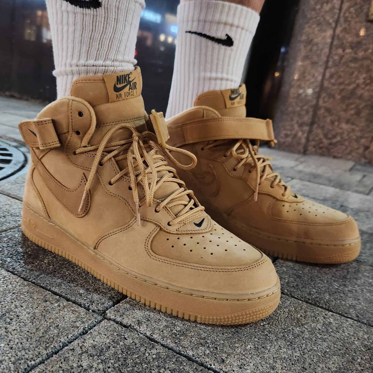Nike Air Force 1 Mid Flax and Outdoor Green 착용 스타일 - 3