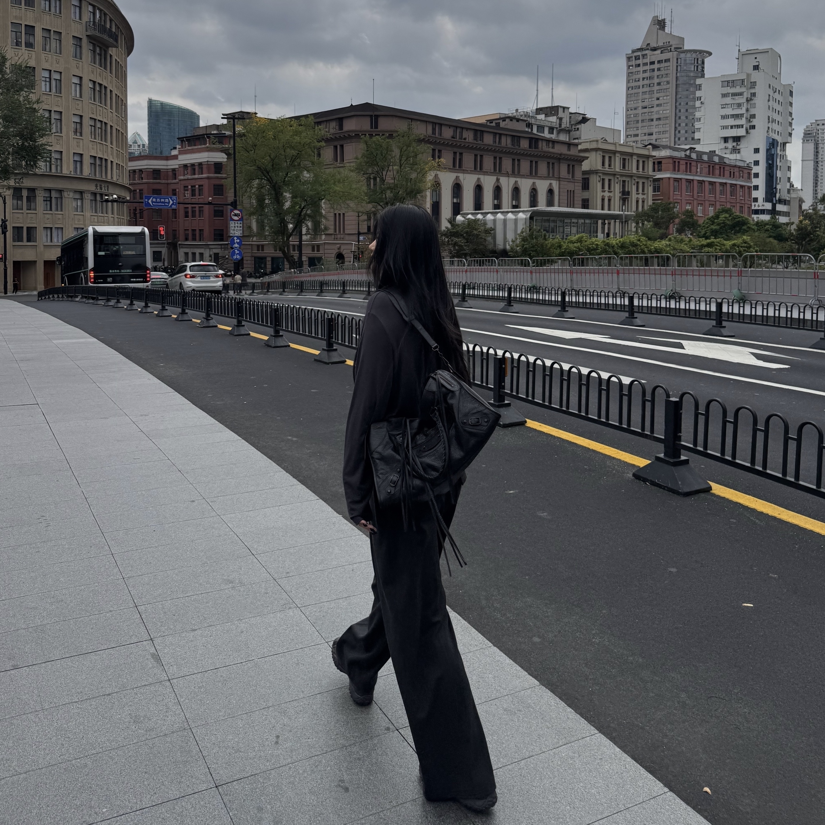 Balenciaga Le City Large Bag Black 착용 스타일