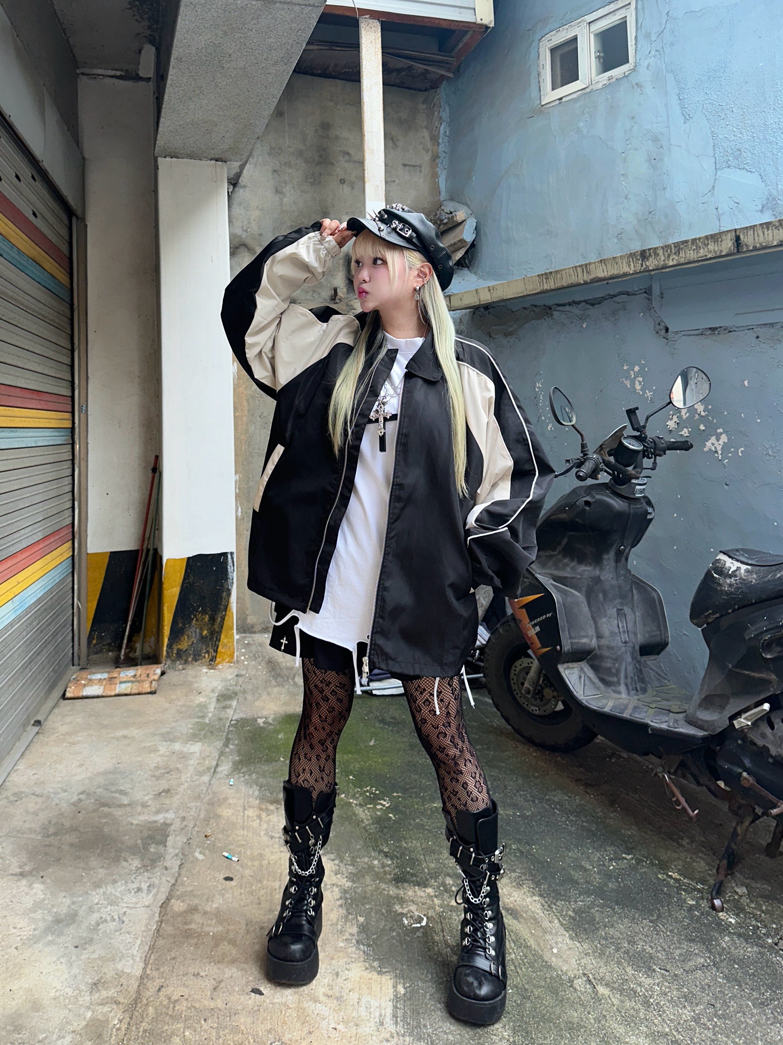 SLOW RECORD HOUSE Piping Line Windbreaker Black & Beige 착용 스타일 - 4