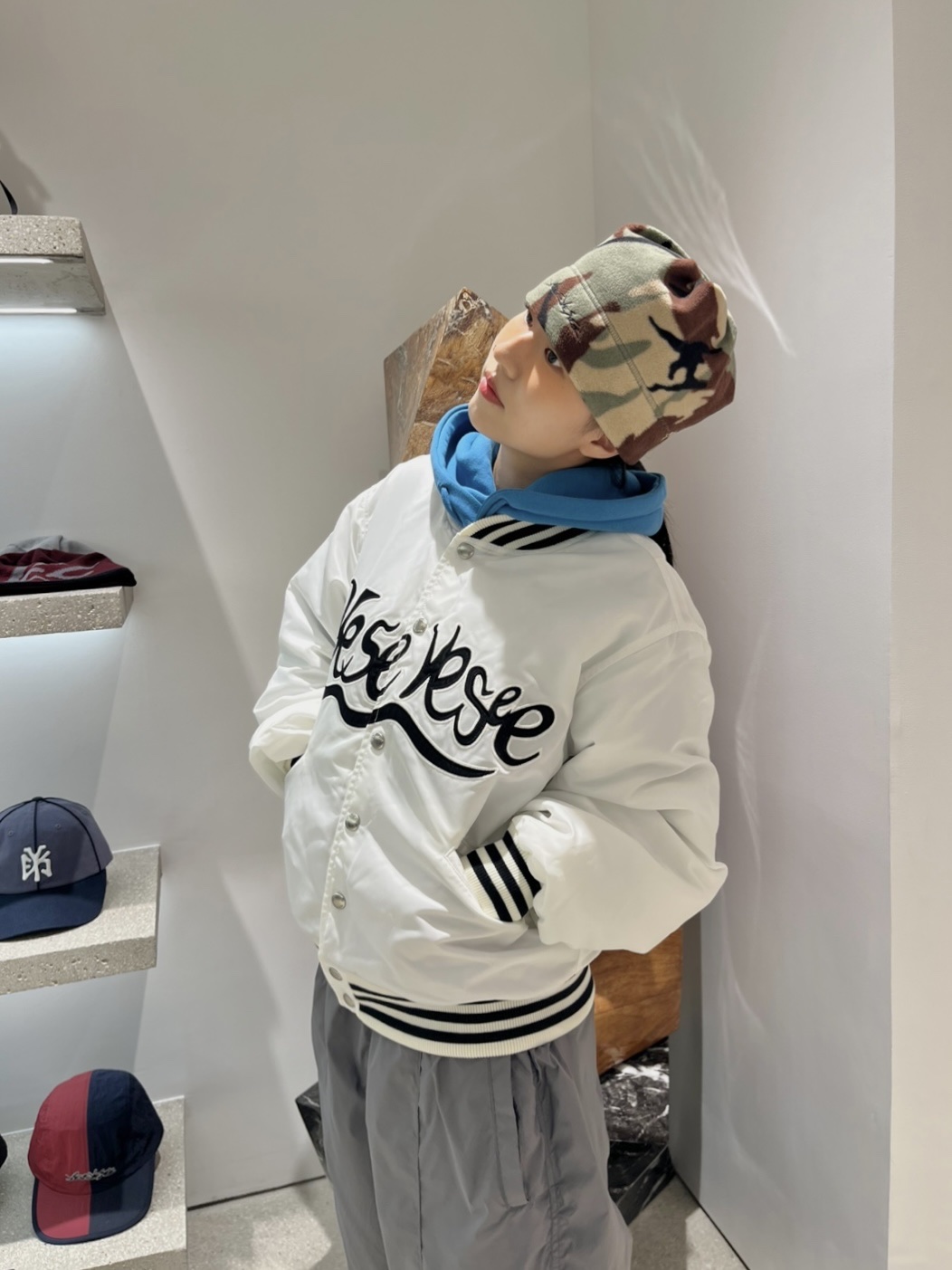 YESEYESEE Y.E.S Snail Logo Stadium Jacket White, YESEYESEE Y.E.S Star Logo Hoodie Sky Blue 착용 스타일 - 4