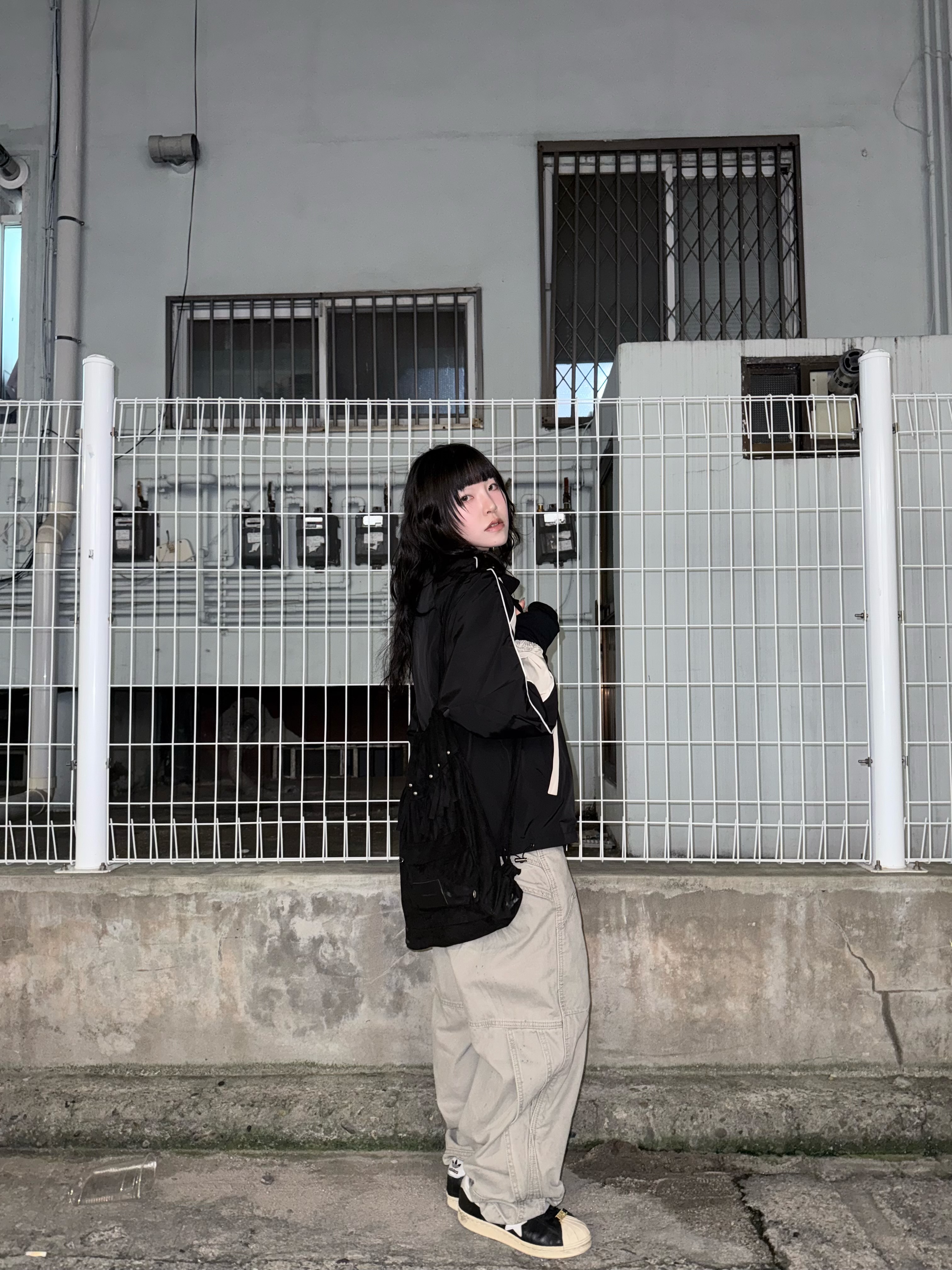 SLOW RECORD HOUSE Piping Line Windbreaker Black & Beige 착용 스타일 - 3