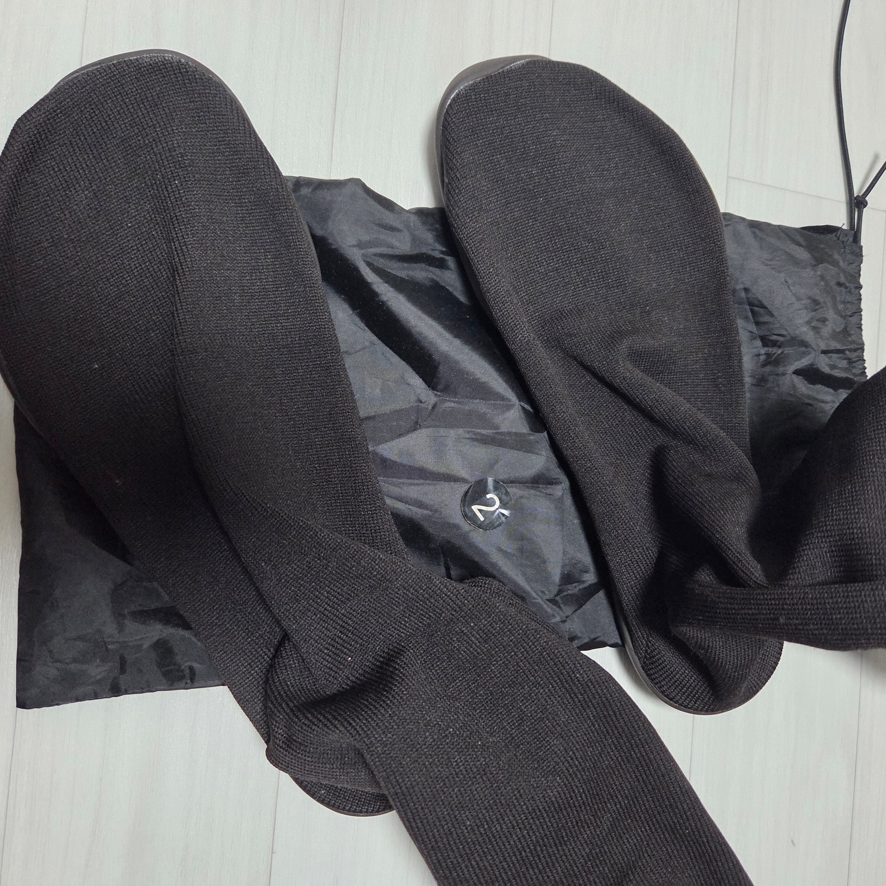 Yeezy YZY Pods Black 착용 스타일