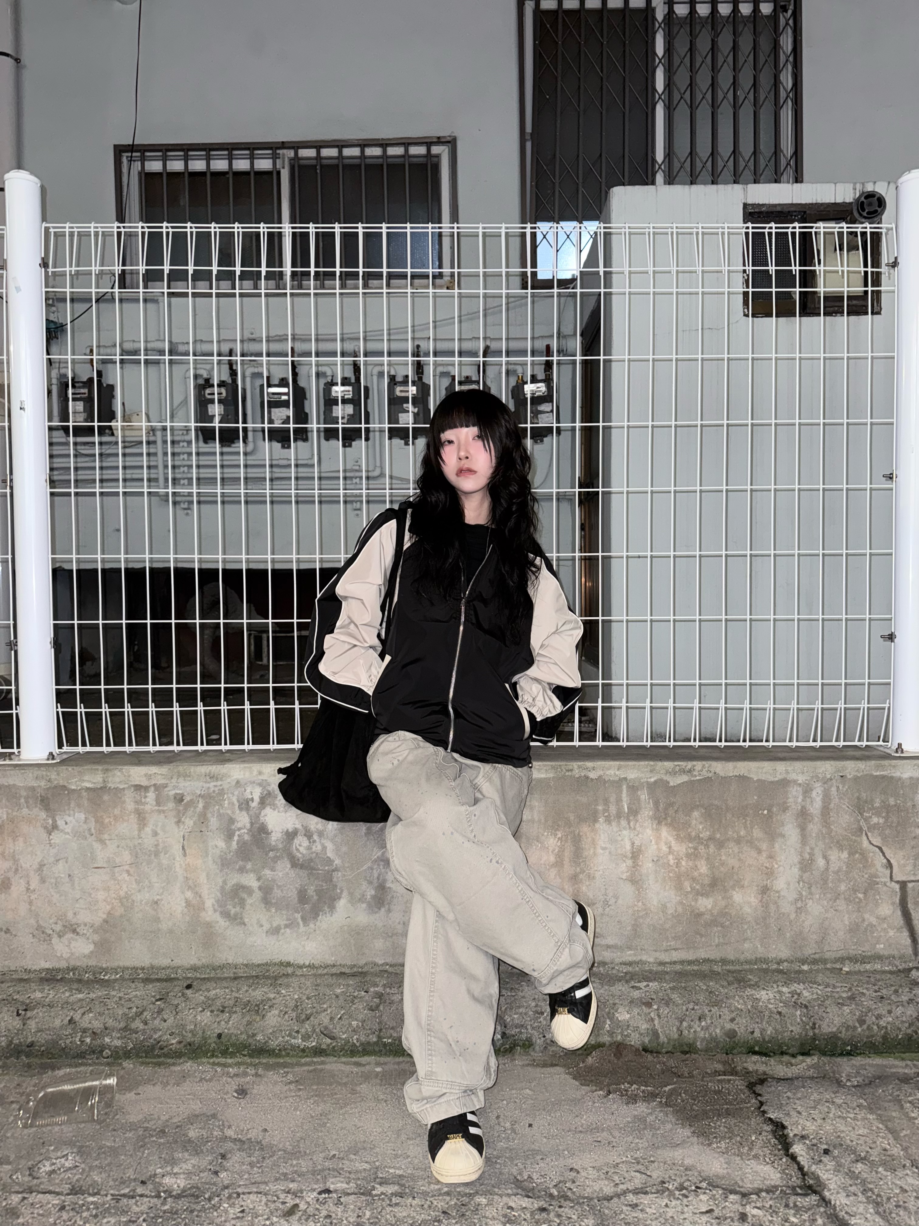 SLOW RECORD HOUSE Piping Line Windbreaker Black & Beige 착용 스타일 - 1