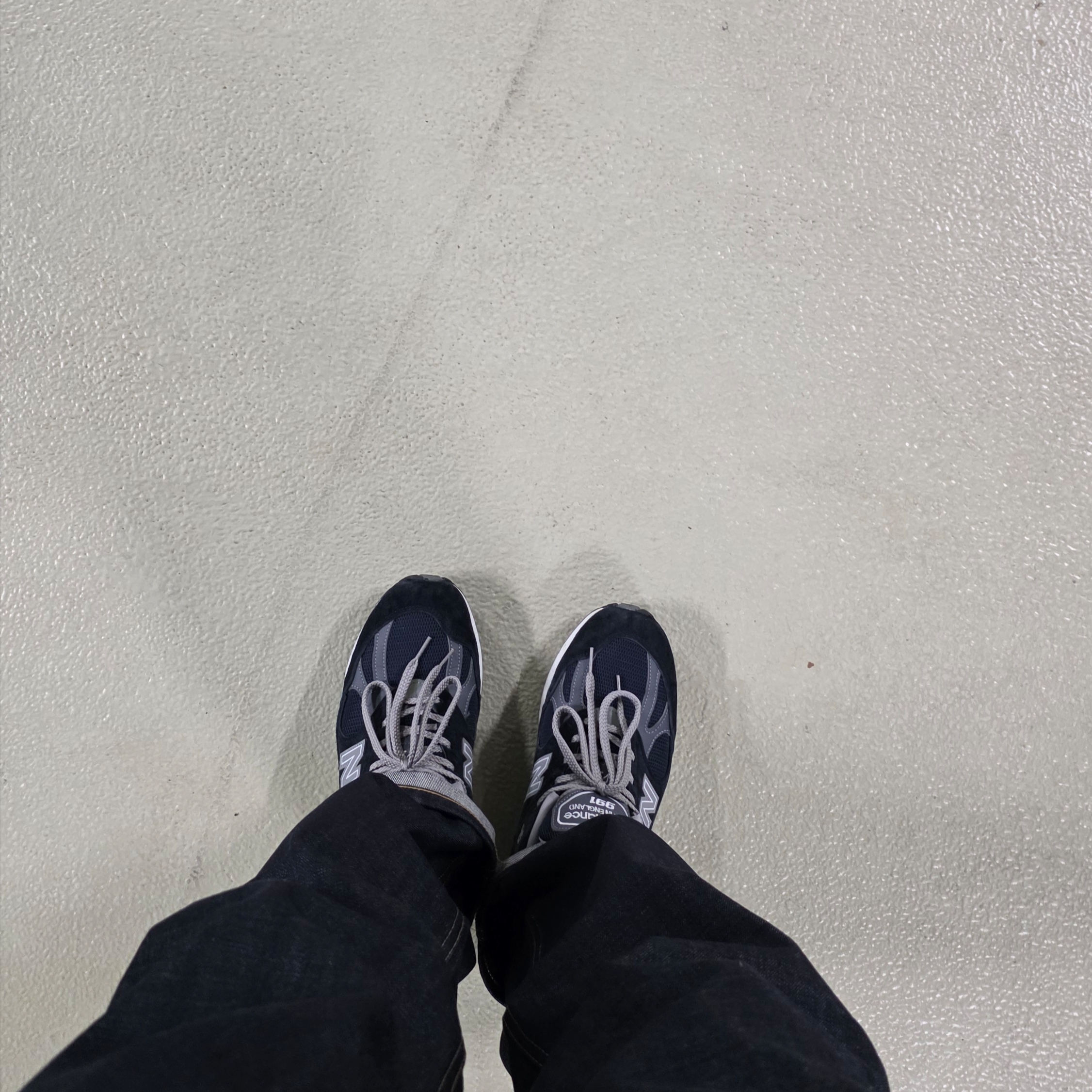 New Balance 991v2 Made in UK Dark Navy Smoked Pearl 착용 스타일