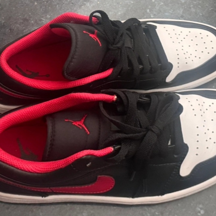 Jordan 1 Low Black Fire Red 착용 스타일