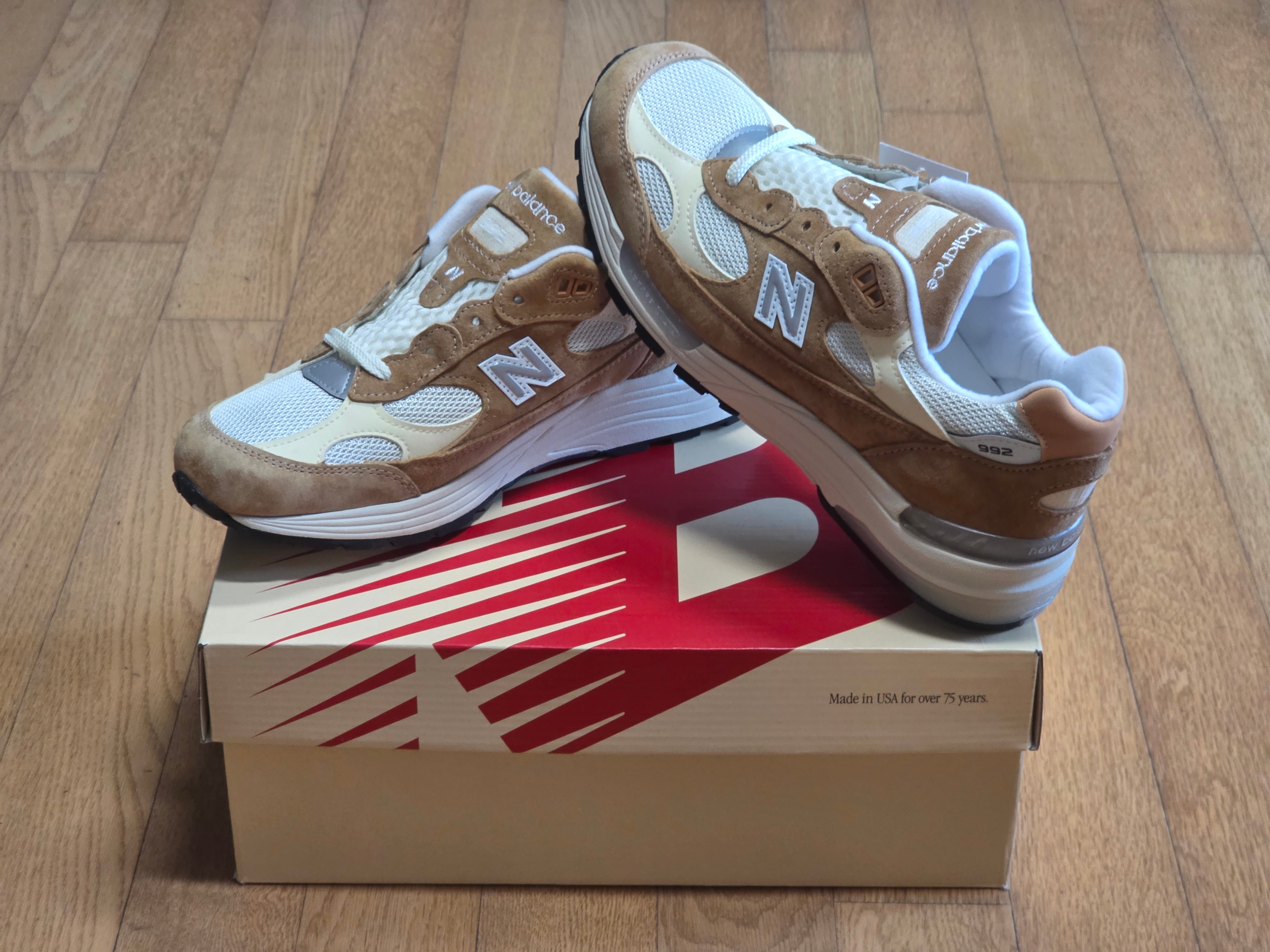 New Balance 992 Made in USA Sweet Caramel Calcium 착용 스타일 - 1