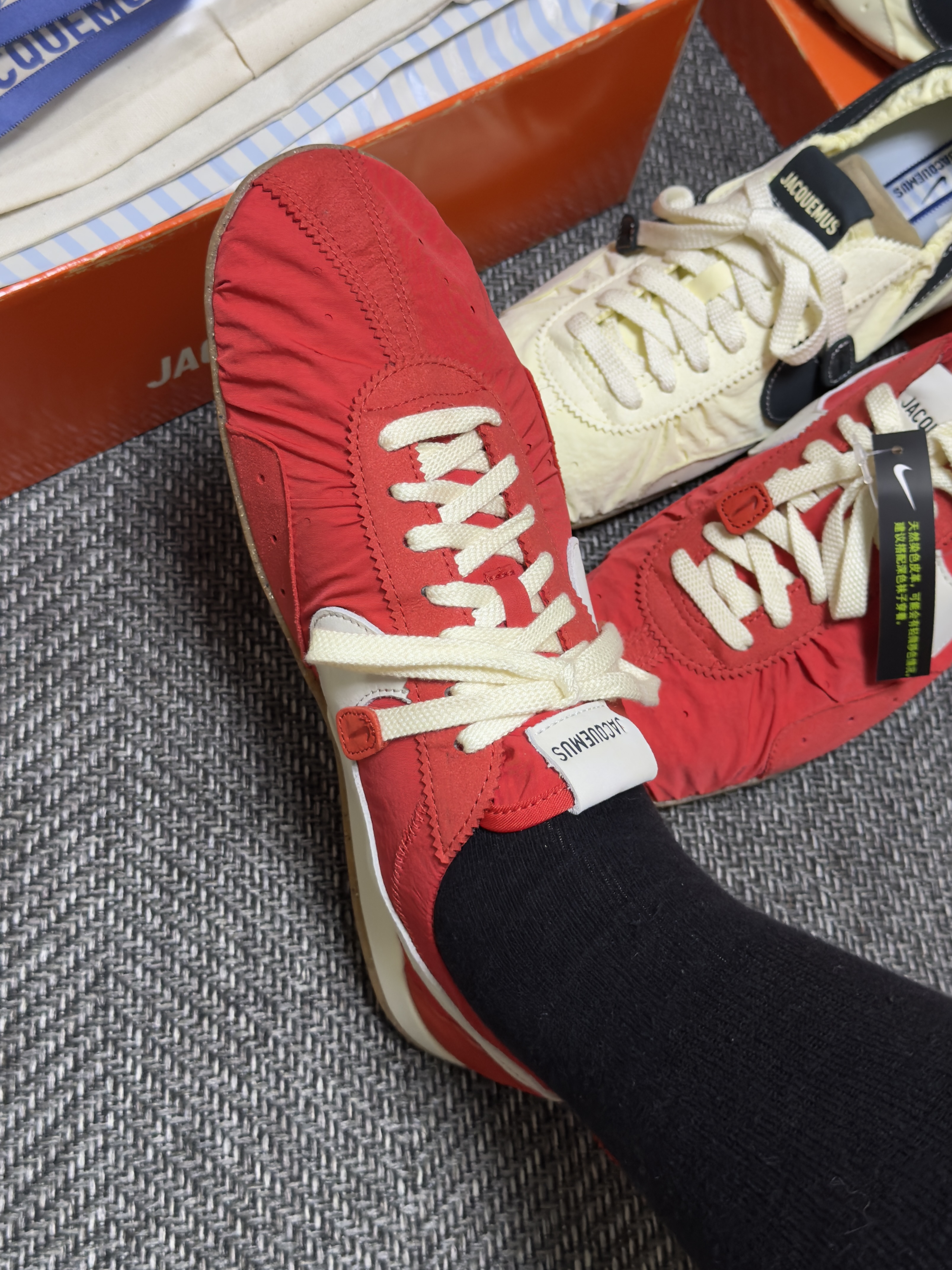 Nike x Jacquemus Moon Shoe SP University Red and Bicycle Yellow, Nike x Jacquemus Moon Shoe SP Alabaster Off Noir 착용 스타일 - 4