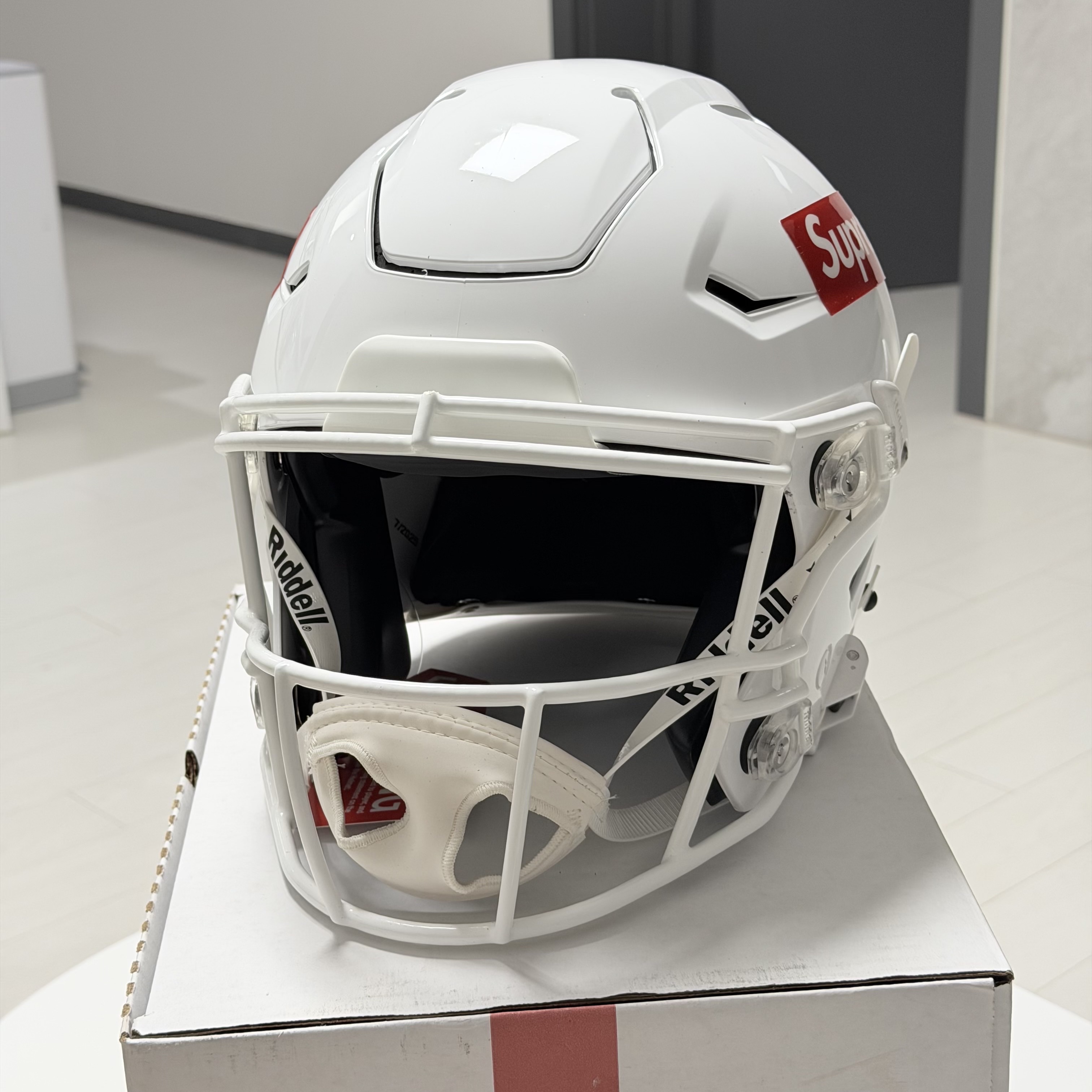 Supreme x Riddell SpeedFlex Helmet White - 25FW 착용 스타일 - 5
