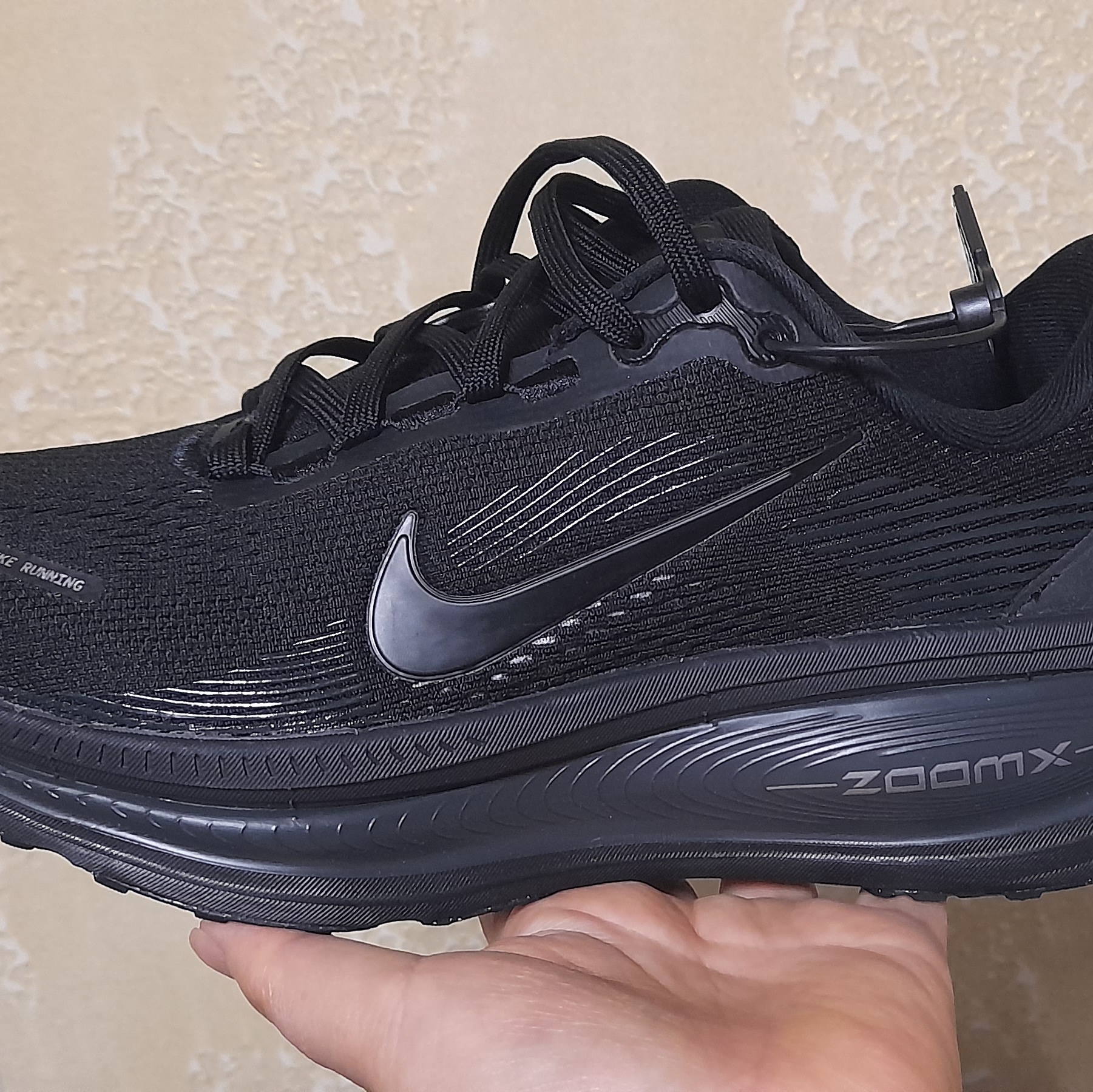 Nike Vomero 18 Black Dark Smoke Grey 착용 스타일