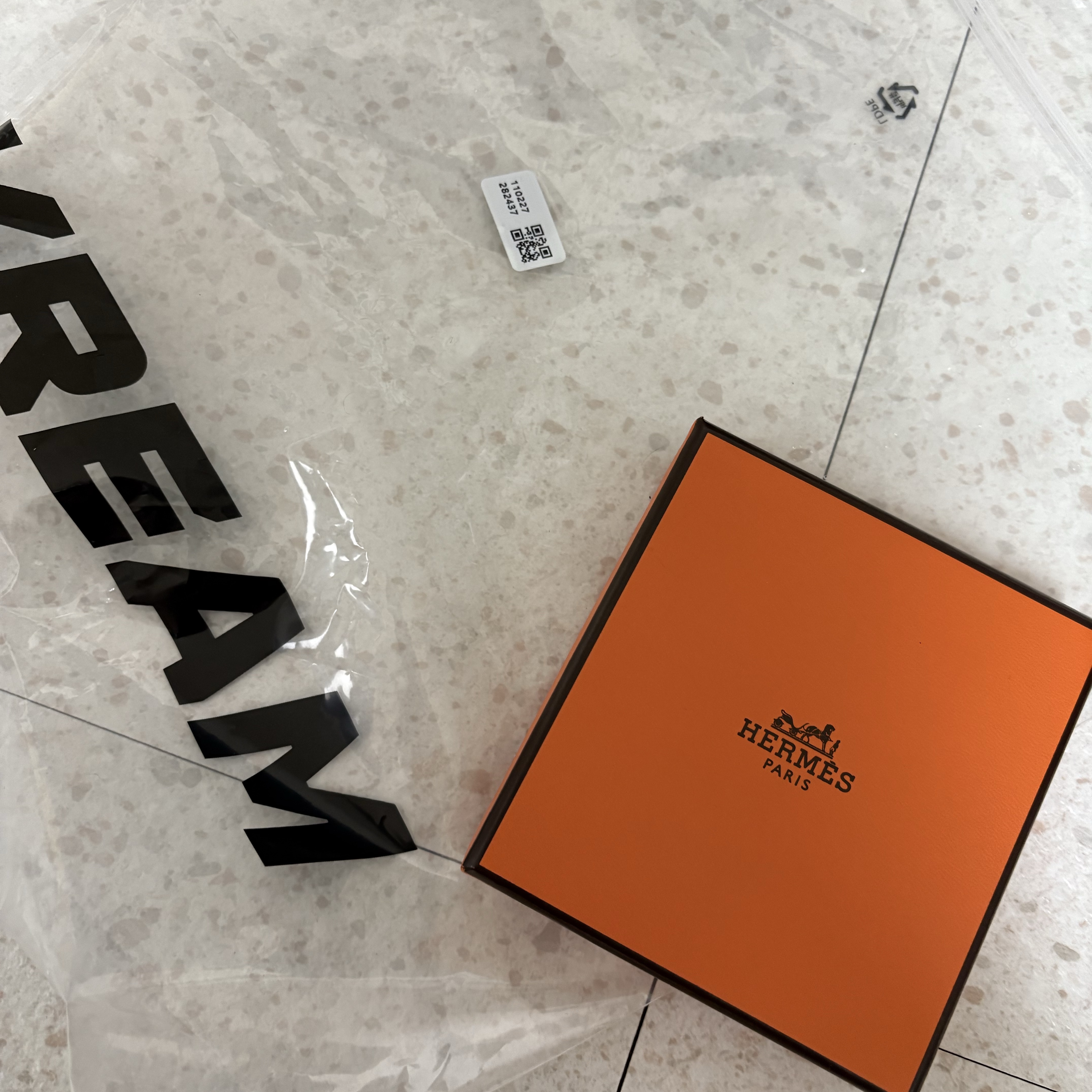 (W) Hermes Mini Pop H Pendant Rose Gold & Blanc 착용 스타일 - 1