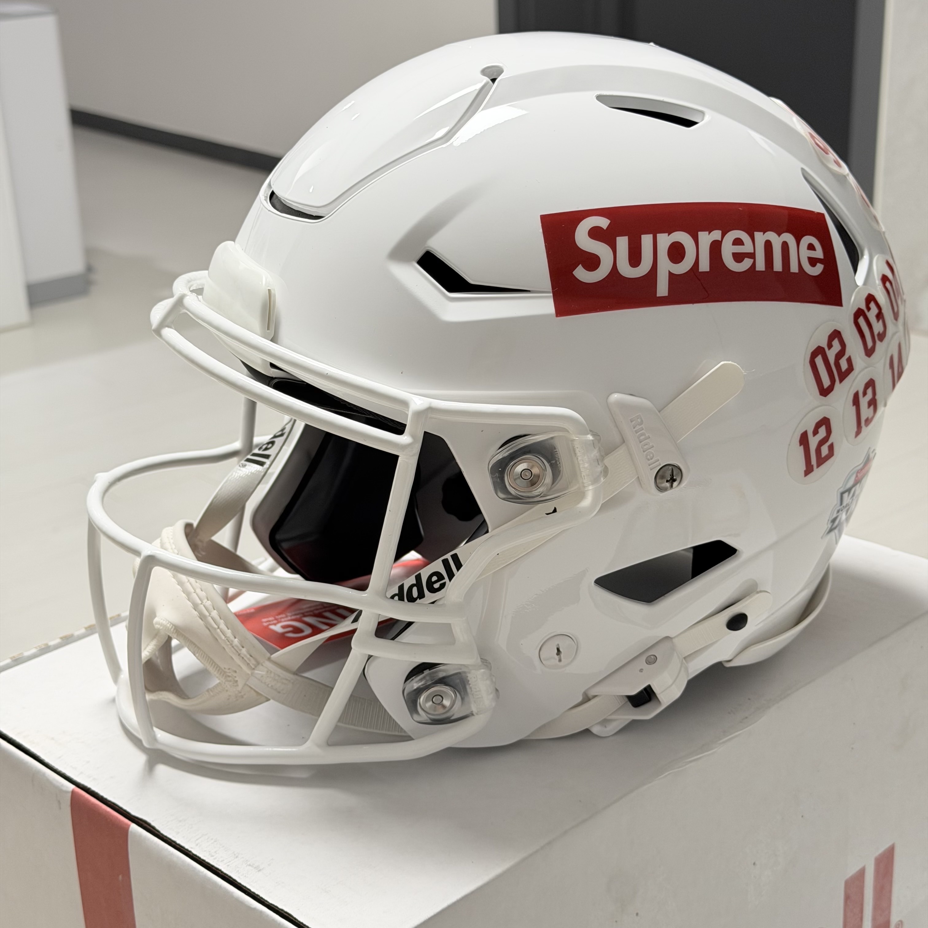 Supreme x Riddell SpeedFlex Helmet White - 25FW 착용 스타일 - 1