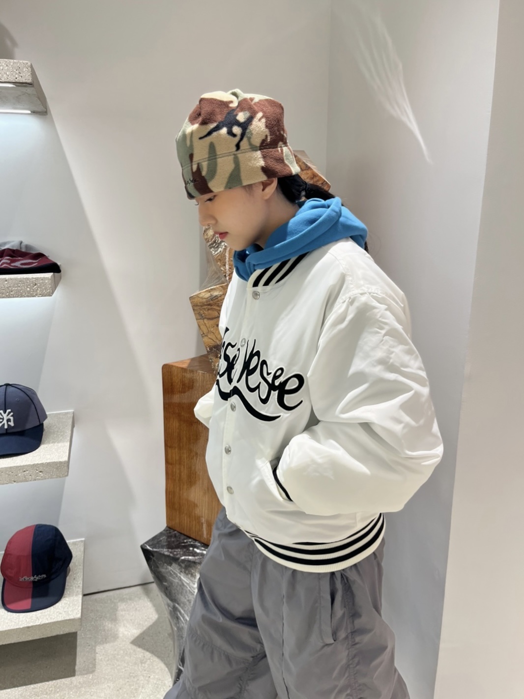 YESEYESEE Y.E.S Snail Logo Stadium Jacket White, YESEYESEE Y.E.S Star Logo Hoodie Sky Blue 착용 스타일 - 1