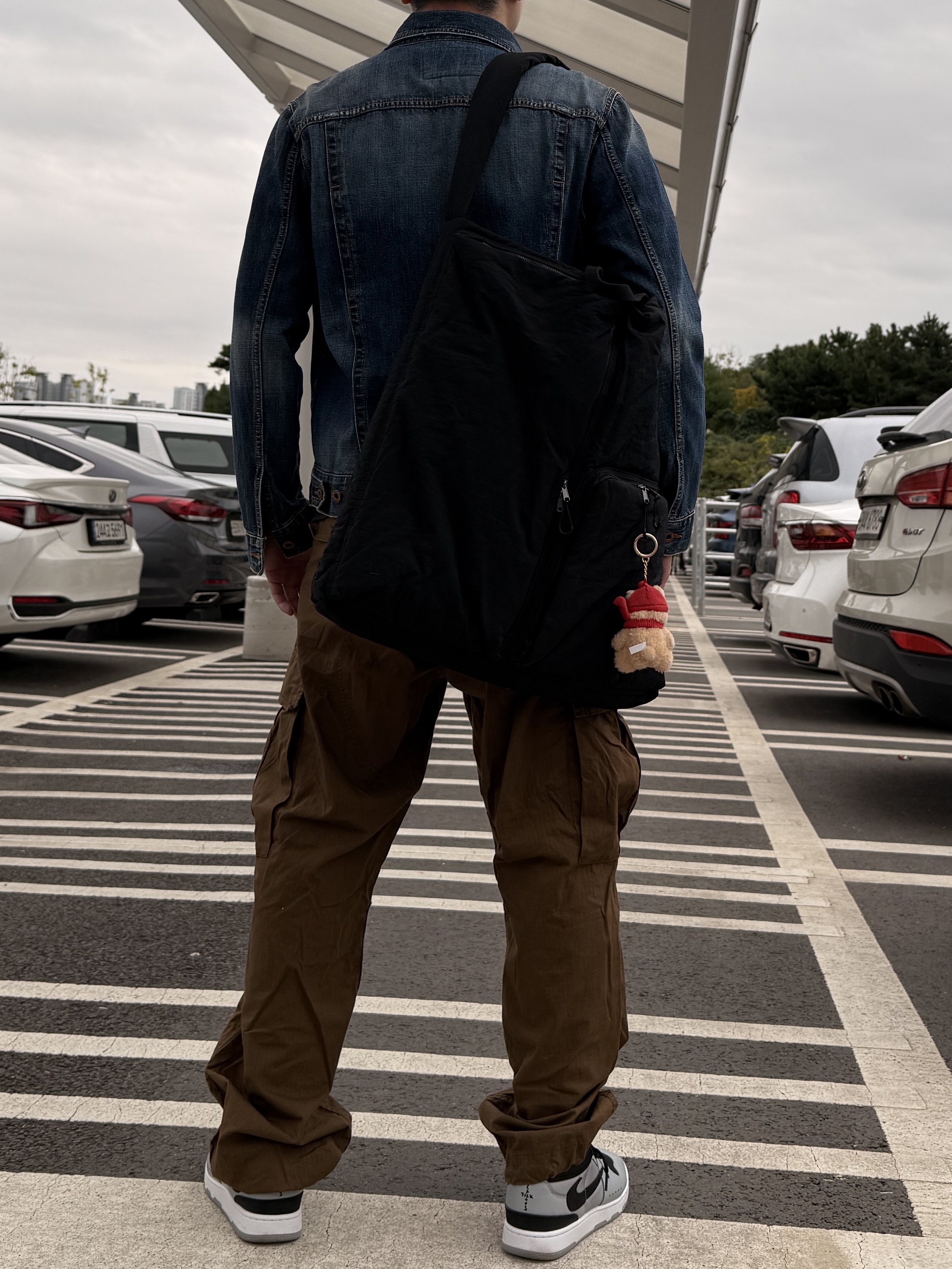 Undermycar x Starbucks Overmybag Black, Nike x Travis Scott Mac Attack SP Light Smoke Grey 착용 스타일