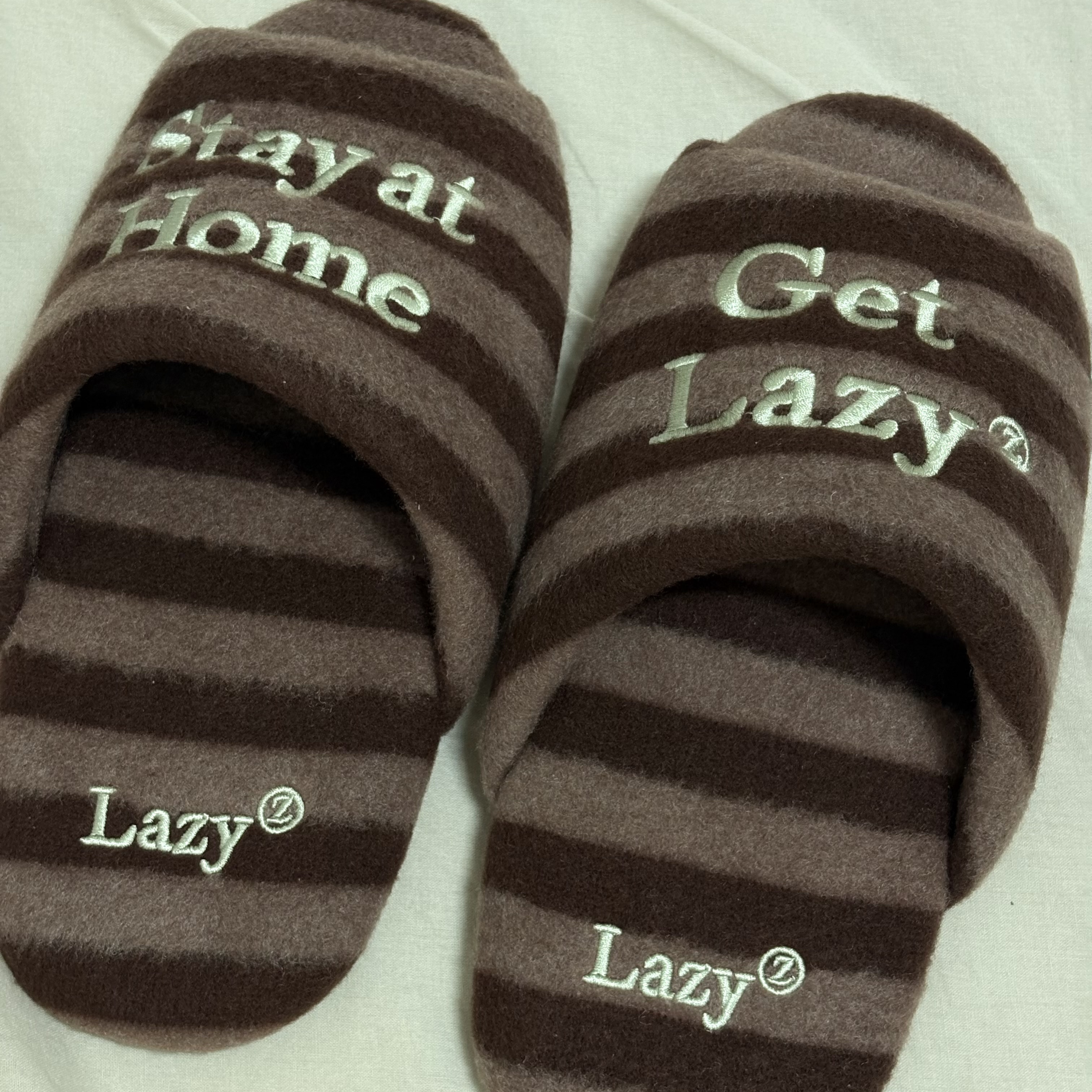 LAZYZ Cheshire Room Shoes - Brown 착용 스타일