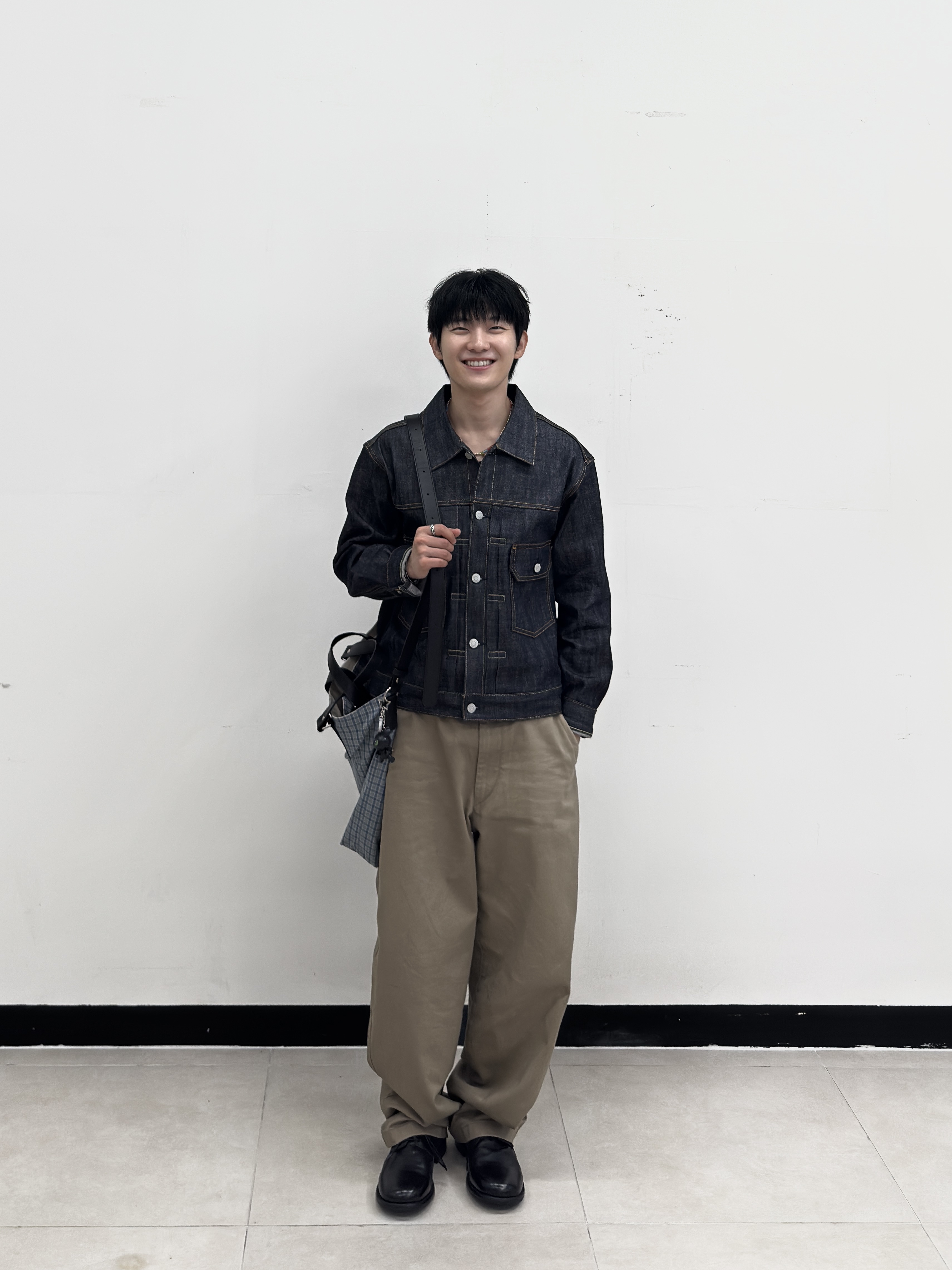 STU Selvedge Demim Jacket, Uniqlo U Wide FIt Chino Pants Brown 착용 스타일 - 1