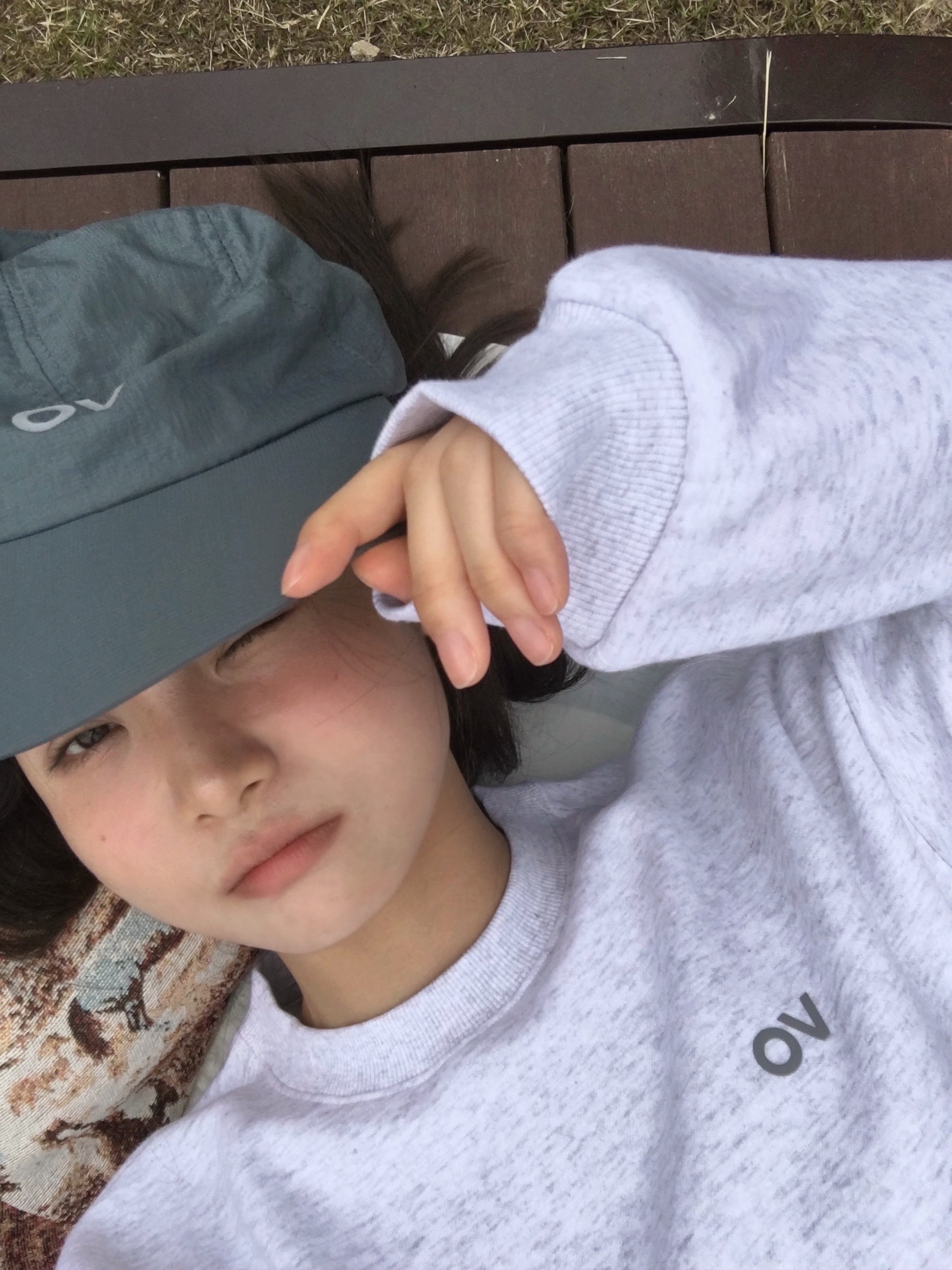Outdoor Voices Technol-Ov™ Light Weight Cap Gray, Outdoor Voices Logo Sweatshirt Light Heather Gray 착용 스타일 - 2