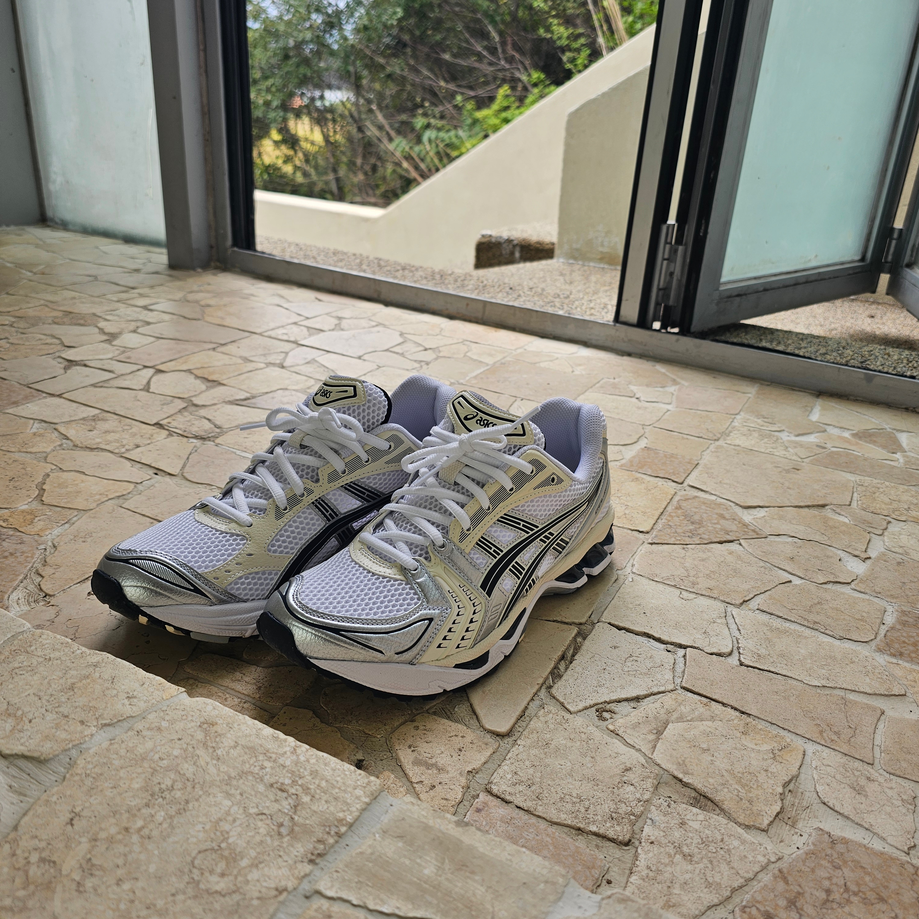 (W) Asics Gel-Kayano 14 White Midnight 착용 스타일