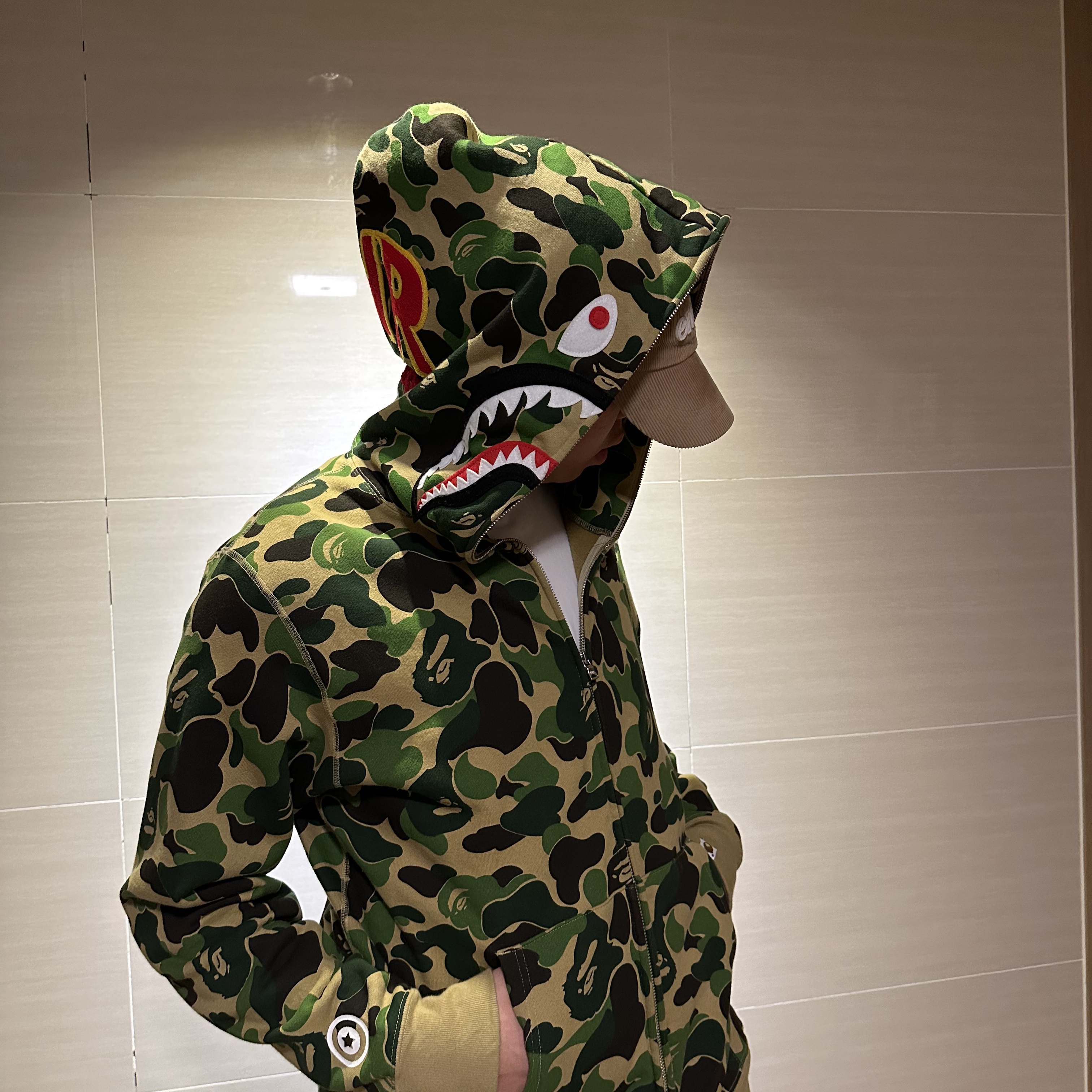 BAPE PONR ABC Camo Shark Full Zip Hoodie Army Green, Emis Rubber Patch Ball Cap Beige 착용 스타일