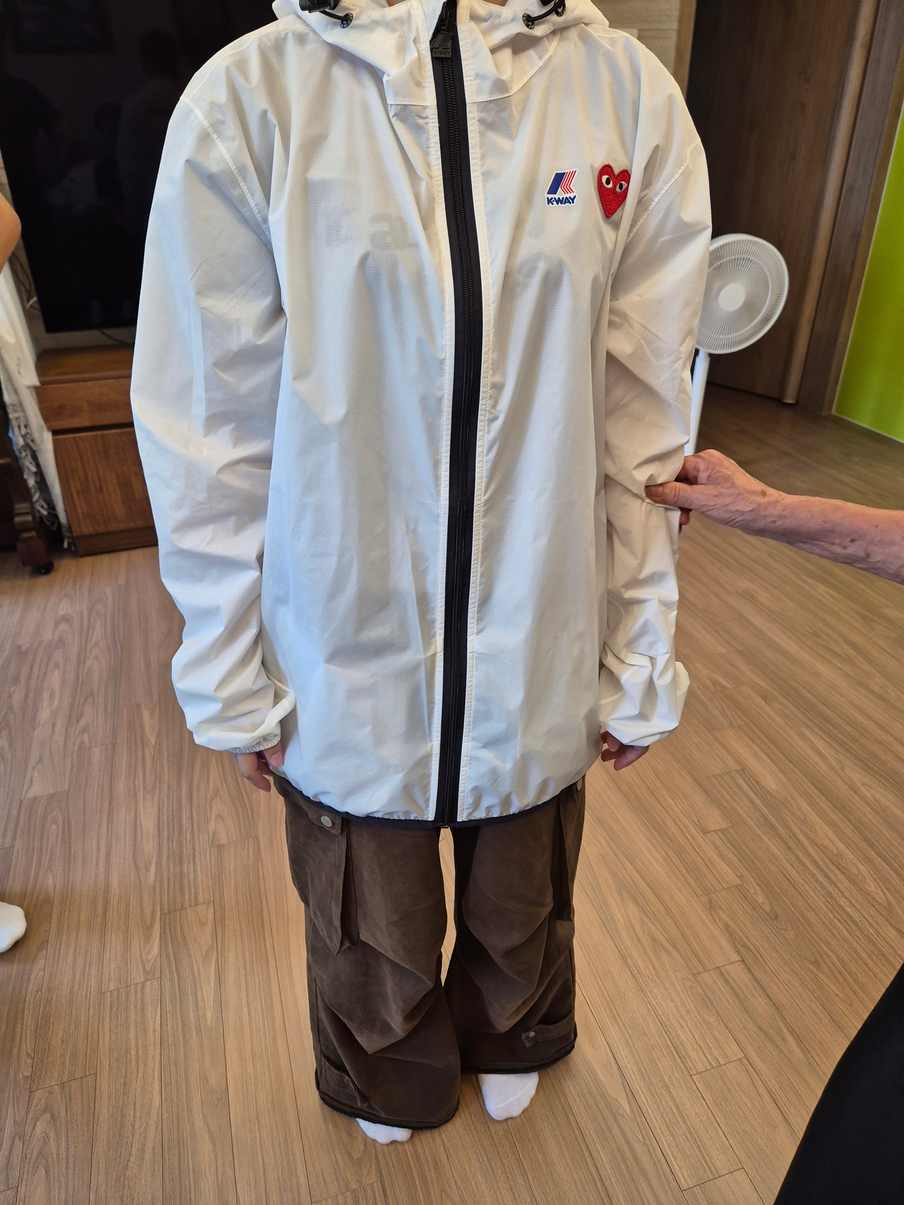 Play Comme des Garcons x K-Way Full Zip Jacket White 착용 스타일