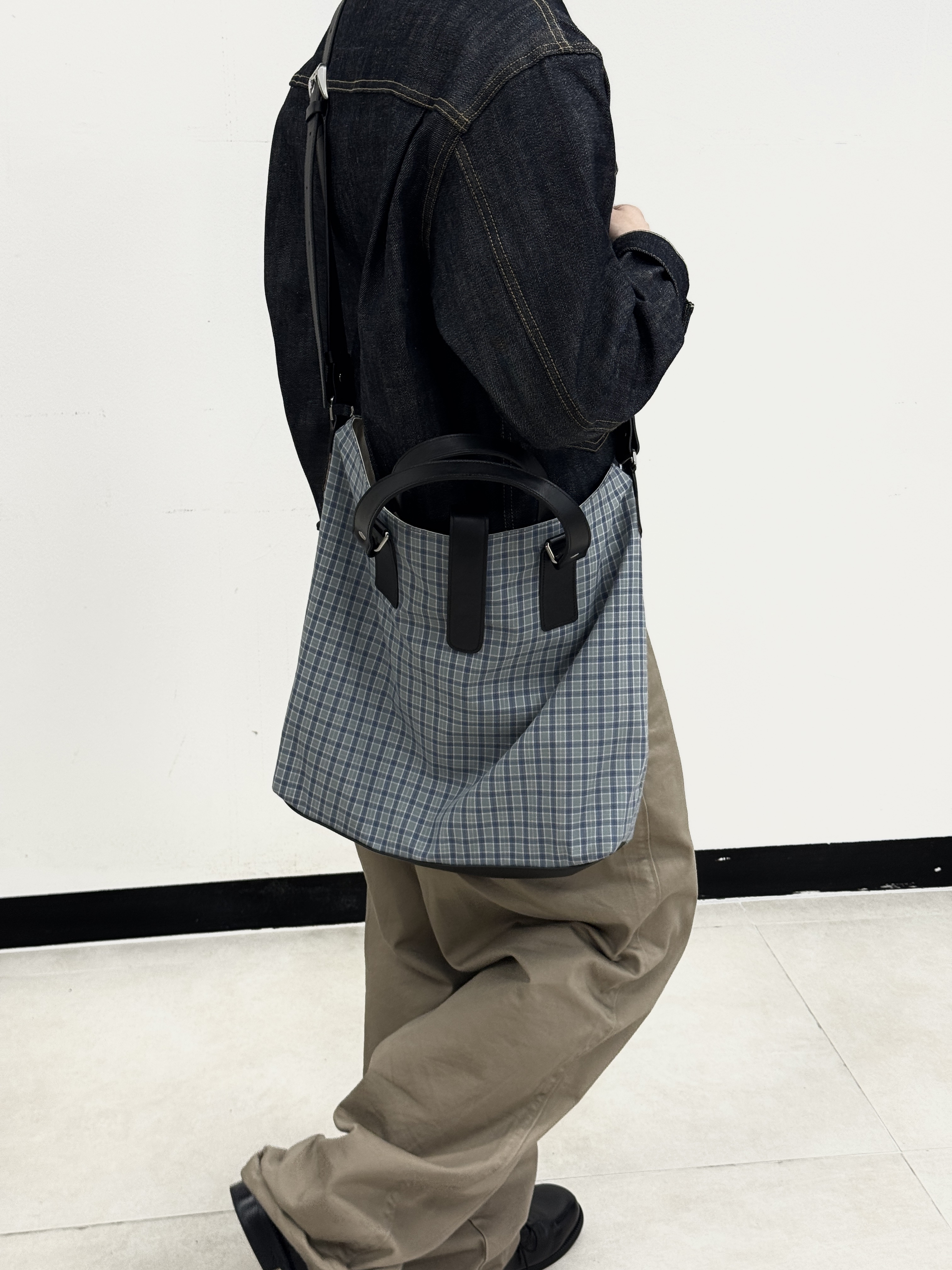 STU Selvedge Demim Jacket, Uniqlo U Wide FIt Chino Pants Brown 착용 스타일 - 3