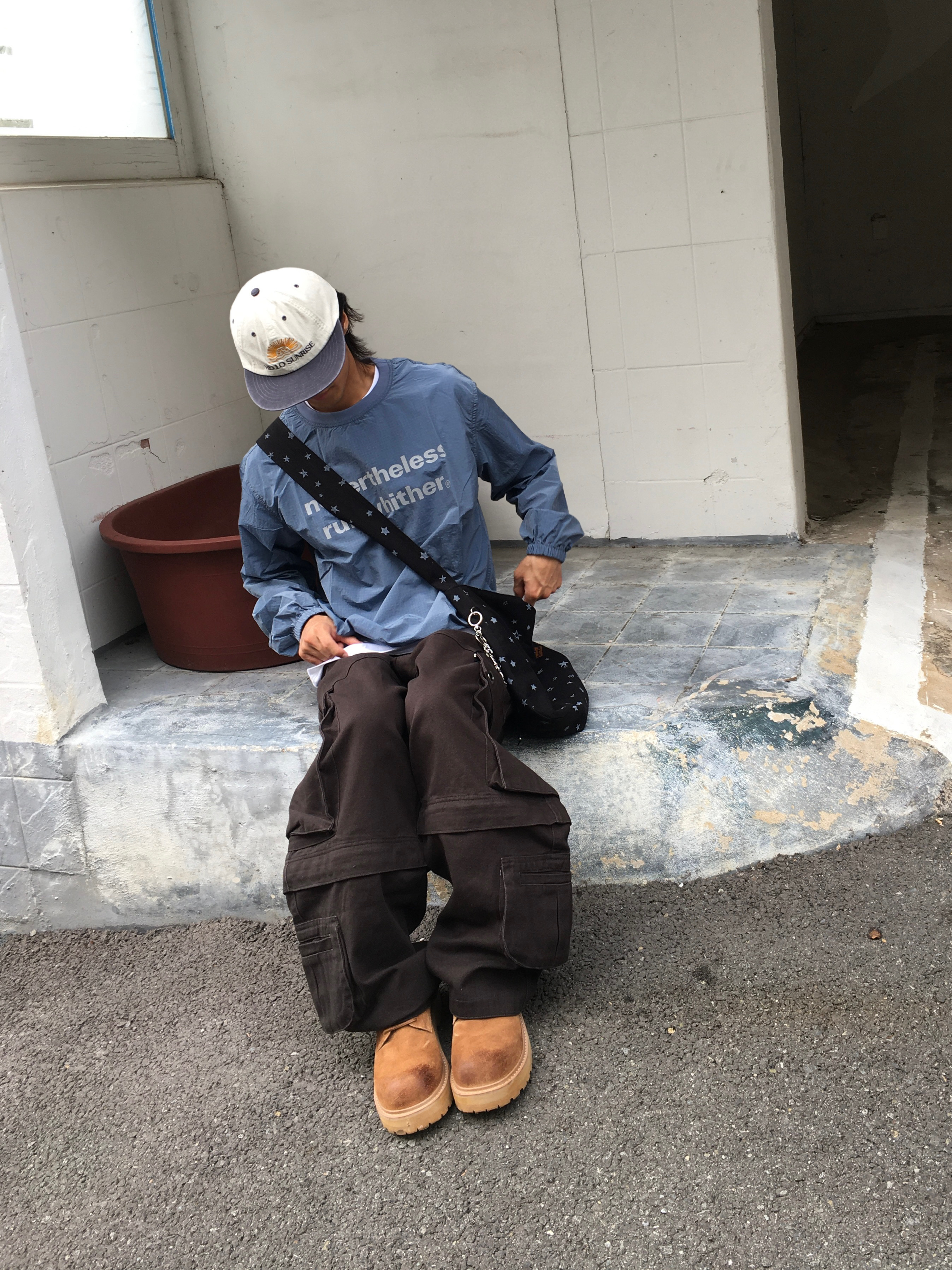 [KREAM 단독] runwhither Windbreaker MTM V2 Blue 착용 스타일 - 3