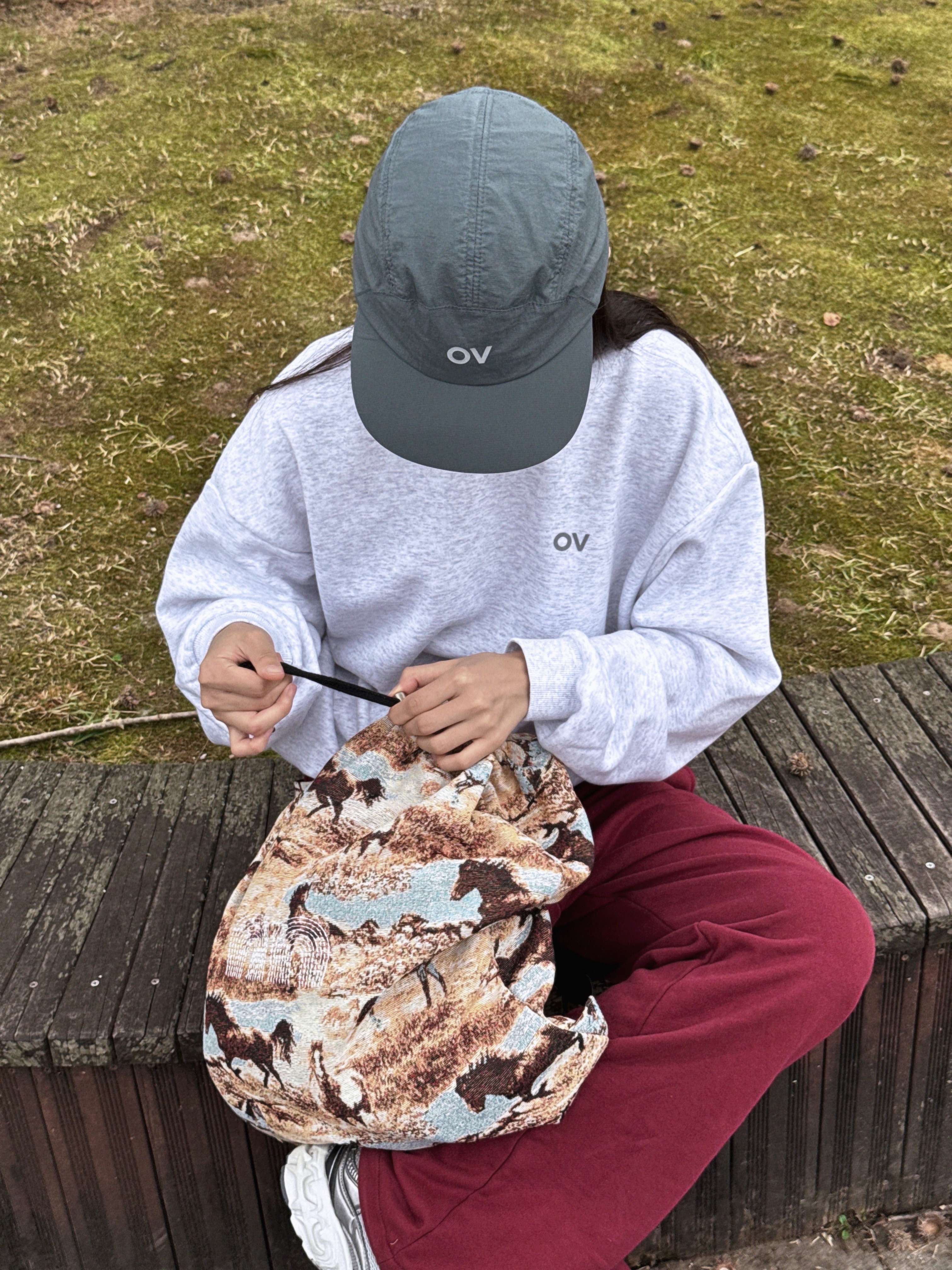 Outdoor Voices Technol-Ov™ Light Weight Cap Gray, Outdoor Voices Logo Sweatshirt Light Heather Gray 착용 스타일 - 4