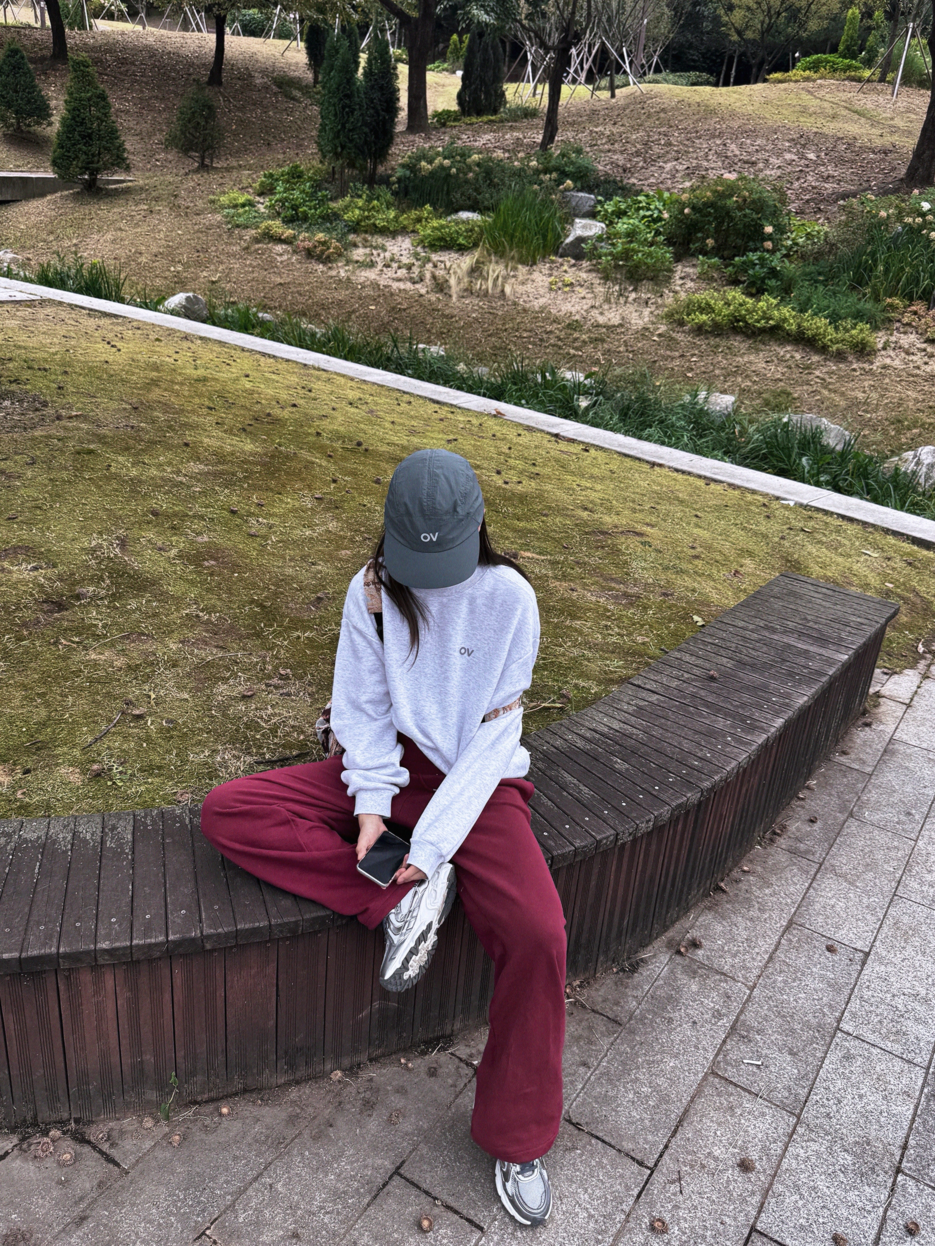 Outdoor Voices Technol-Ov™ Light Weight Cap Gray, Outdoor Voices Logo Sweatshirt Light Heather Gray 착용 스타일 - 1