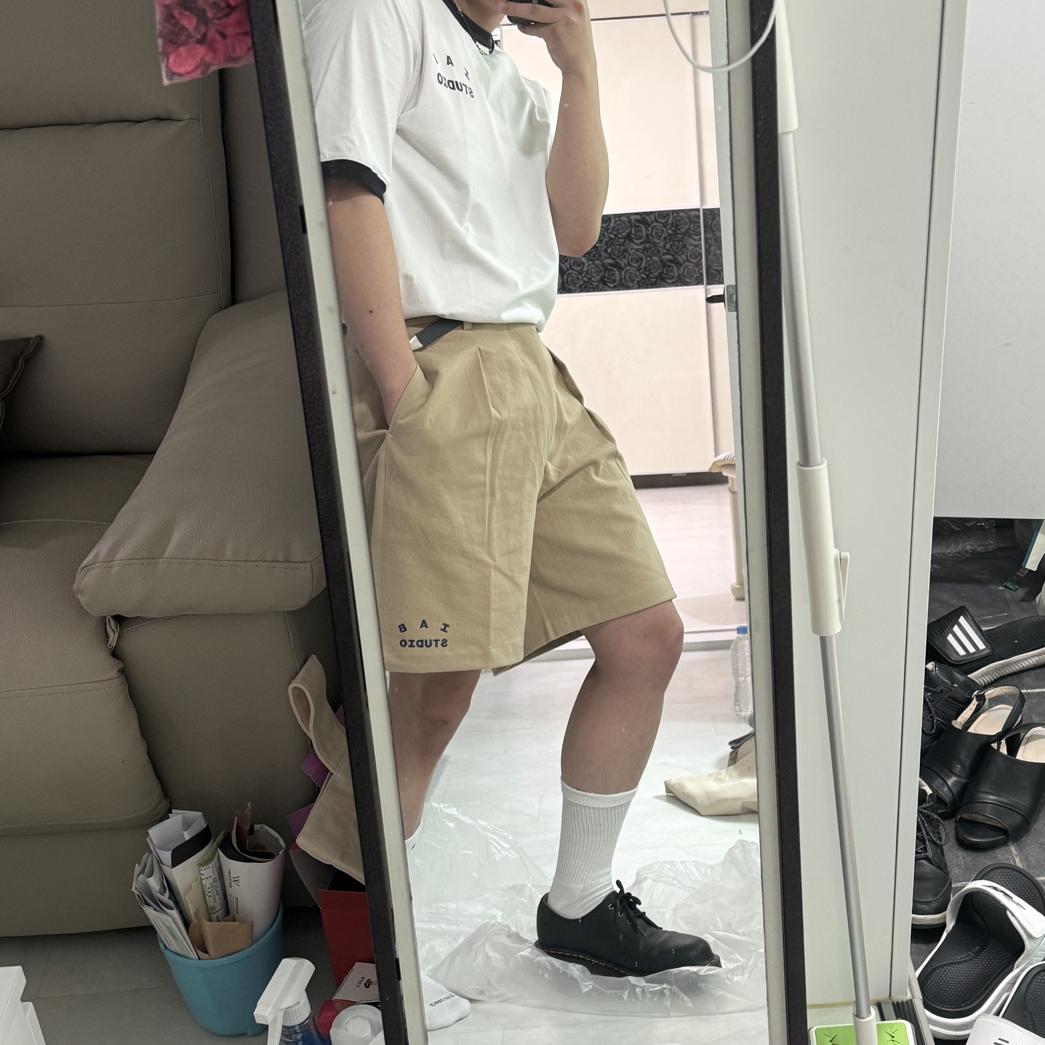 IAB Studio Established T-Shirt White Black, IAB Studio Chino Shorts Beige 착용 스타일