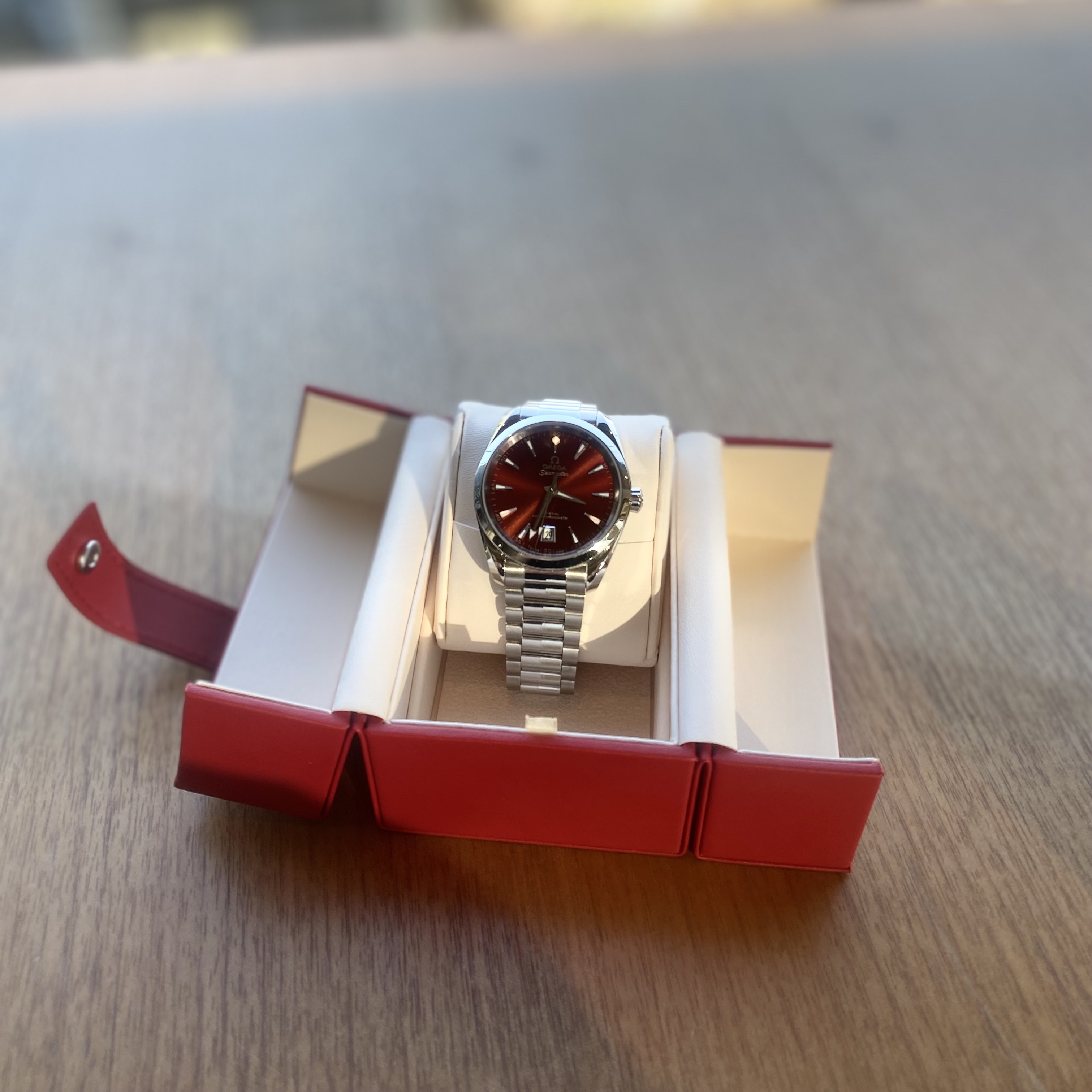 Omega Seamaster Aqua Terra Shades Co Axial Master Chronometer Steel Terracotta 착용 스타일 - 2