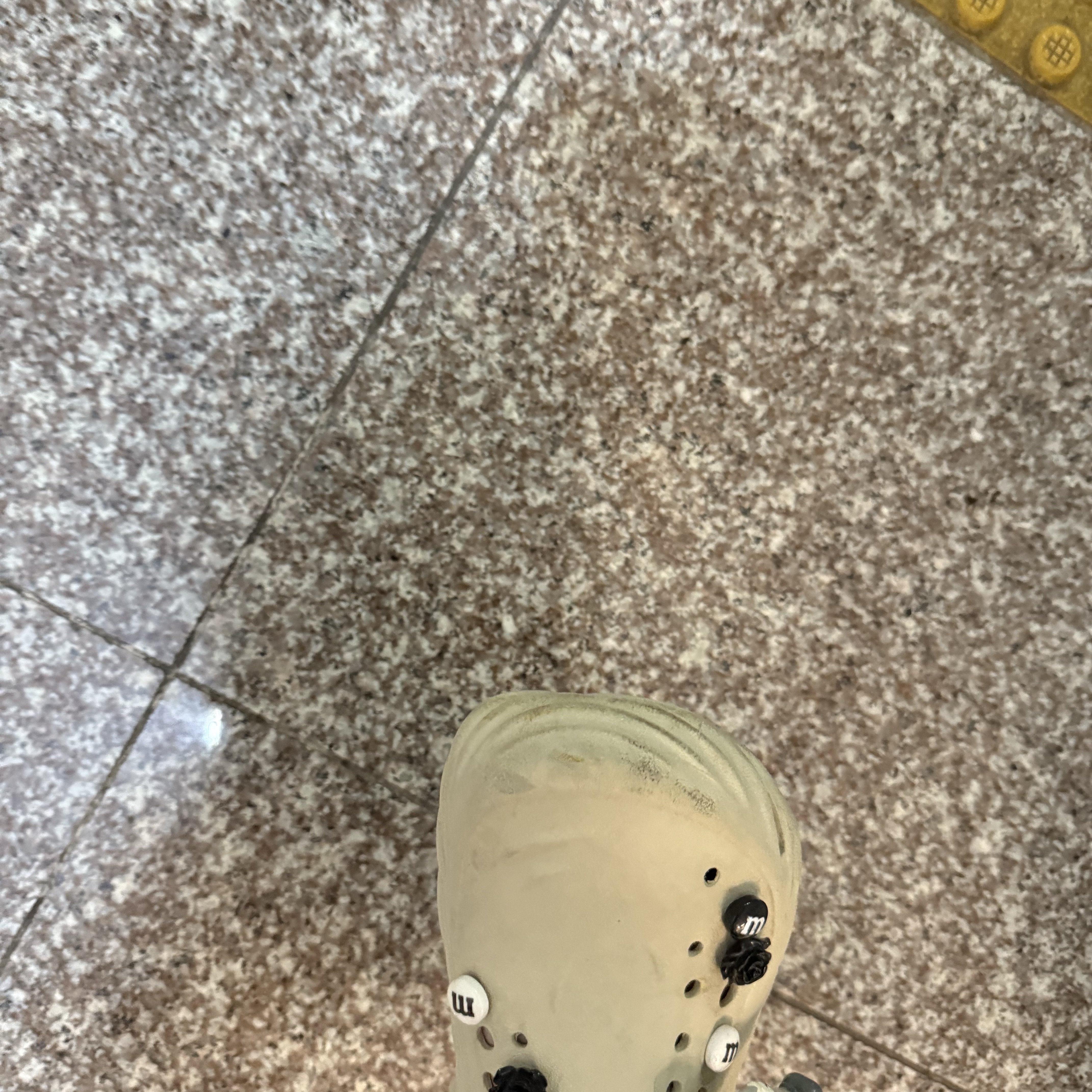 Crocs Echo Clog Bone Black 착용 스타일
