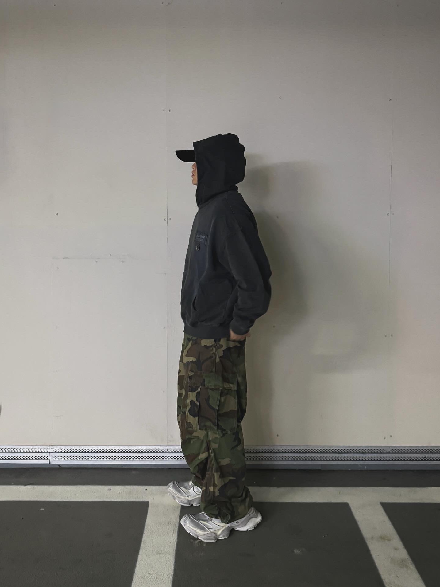 Covernat X Undermycar Destroyed Patch Hoodie Charcoal, NOD Stone Washed Cargo Pants Camo 착용 스타일 - 2
