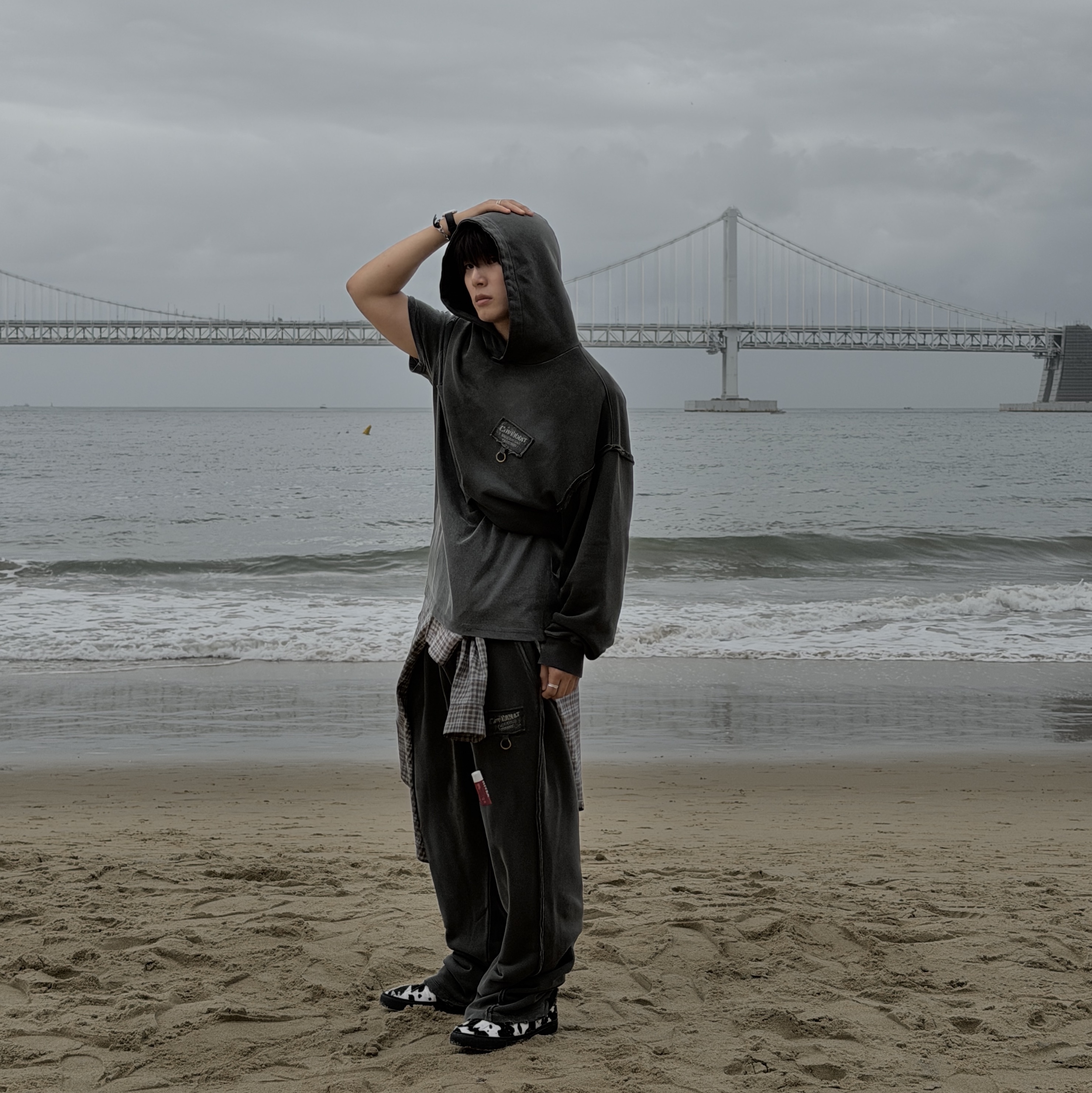 Covernat X Undermycar Destroyed Patch Sweatshirt Charcoal, Covernat X Undermycar Destroyed Patch Sweatpants Charcoal 착용 스타일 - 4