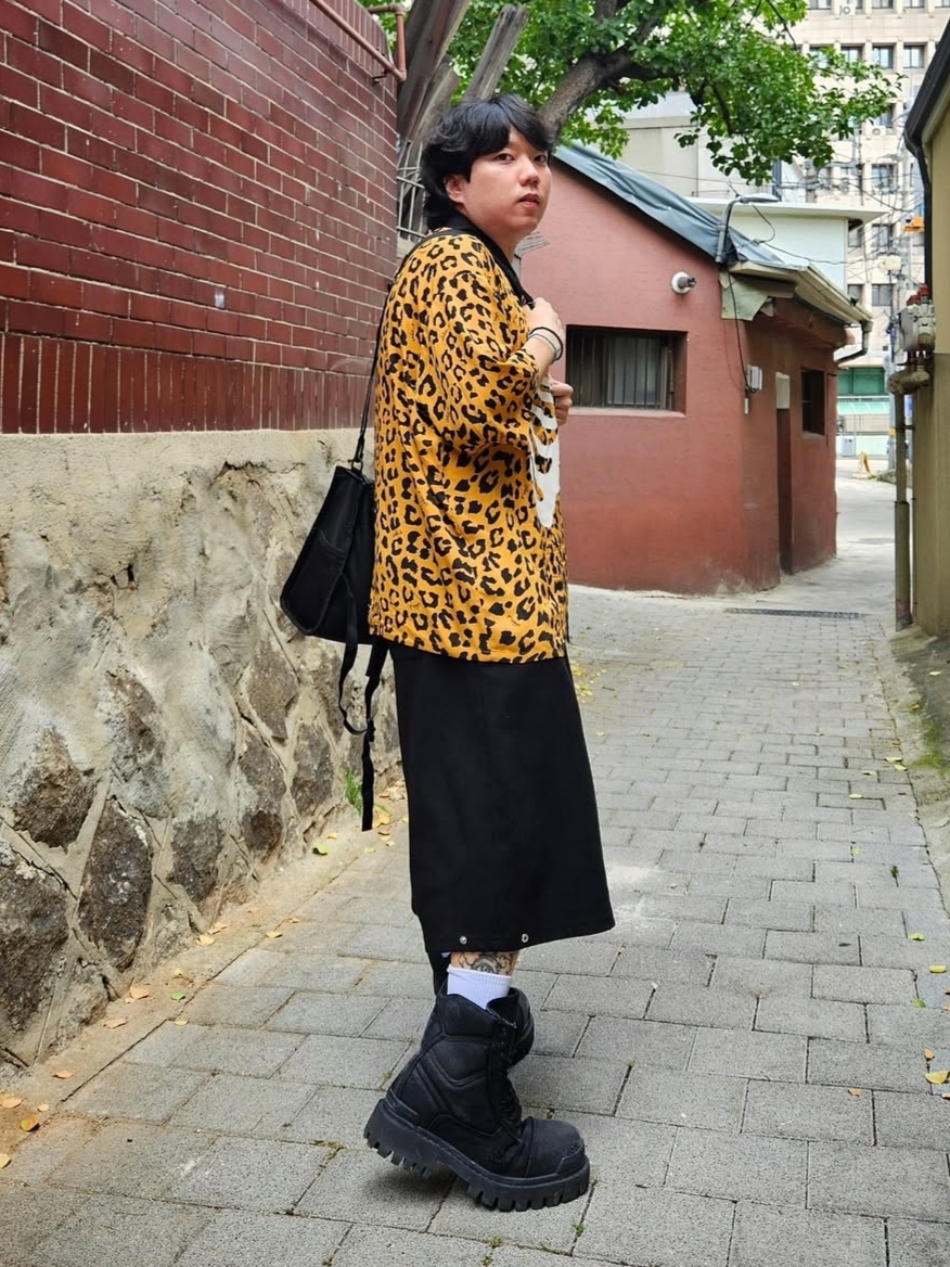 Vans x Mark SBTG Skelleton Short Sleeve Shirt Brown 착용 스타일