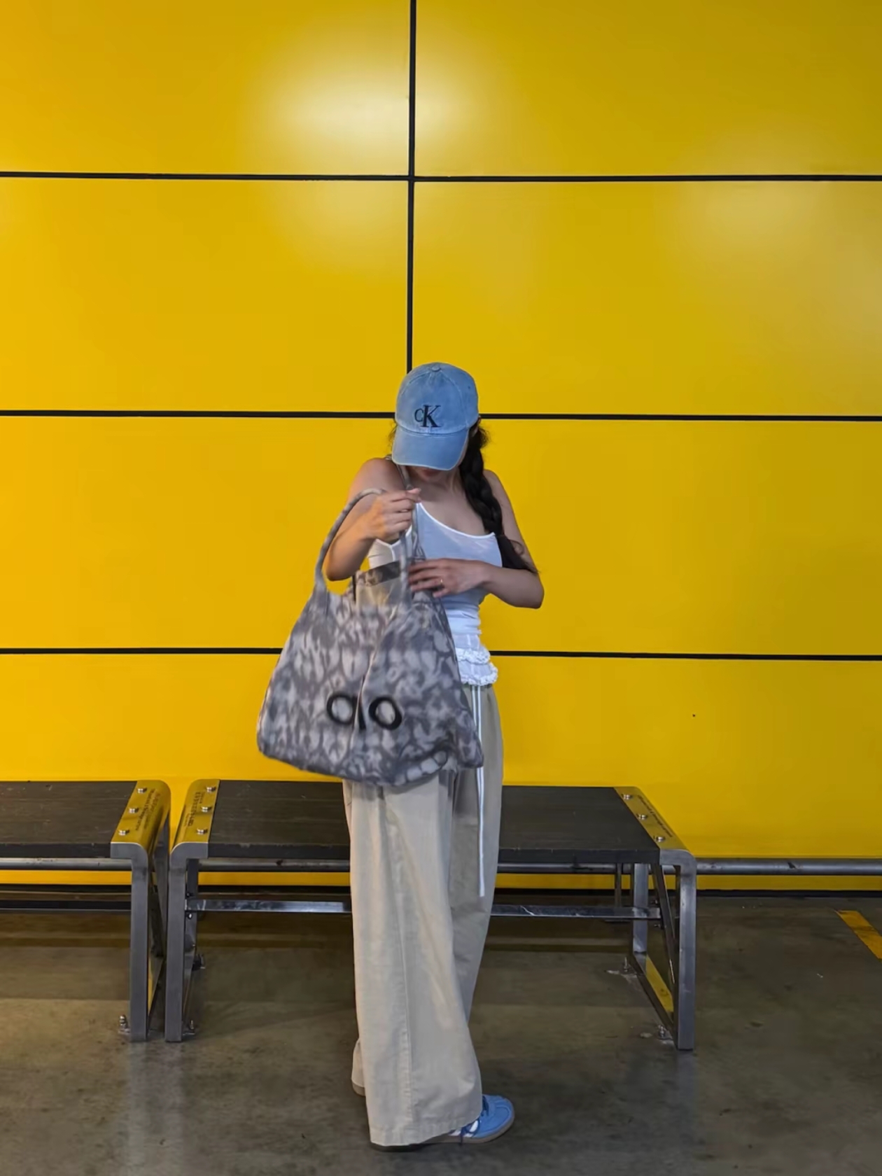 Alo Yoga Iconic Shopper Tote Bag Grey Tiedye, Adidas Spezial Handball Light Blue 착용 스타일