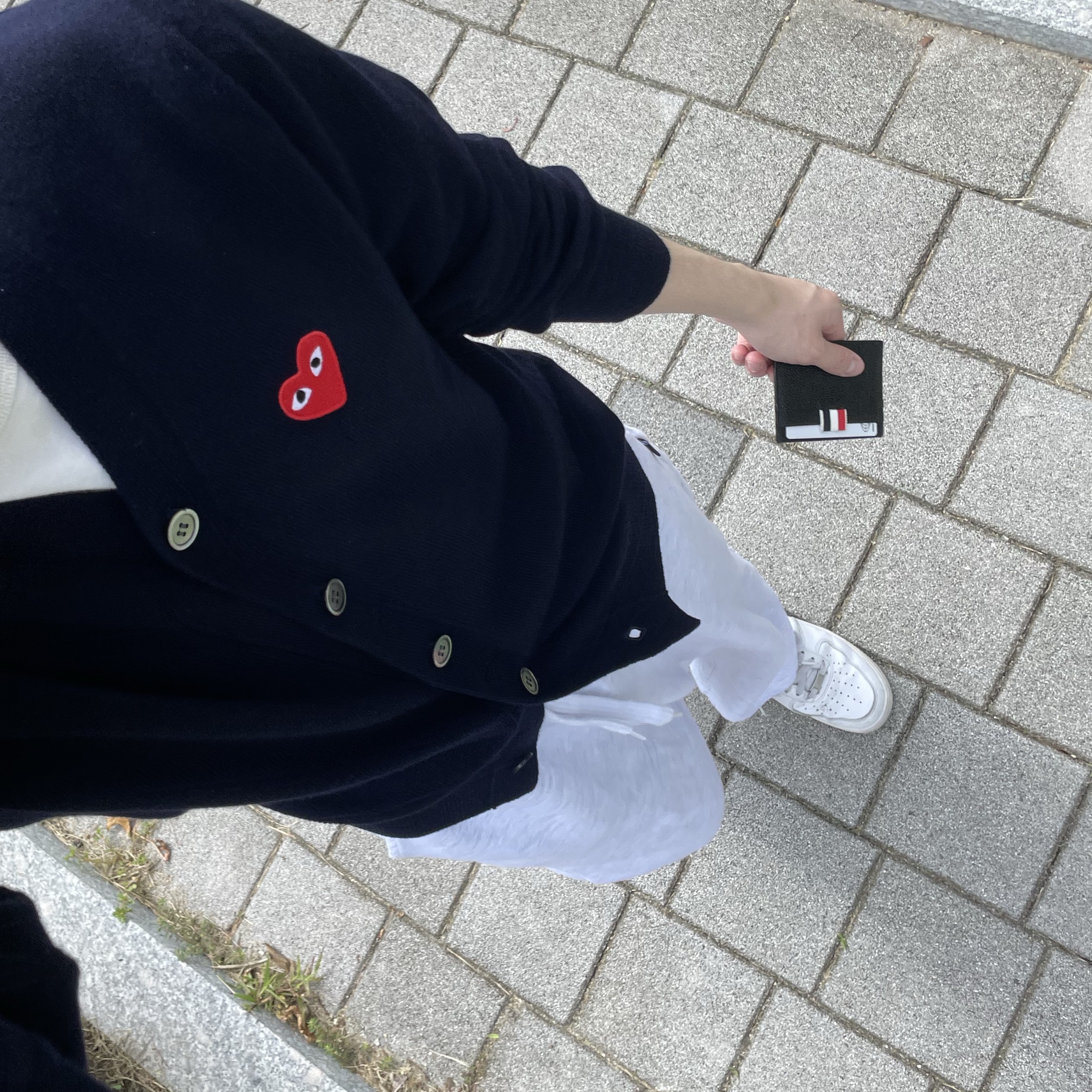 Play Comme des Garcons Red Heart Knit Cardigan Navy, Thom Browne Pebble Grain Leather Stripe Note Compartment Card Holder Black 착용 스타일 - 1