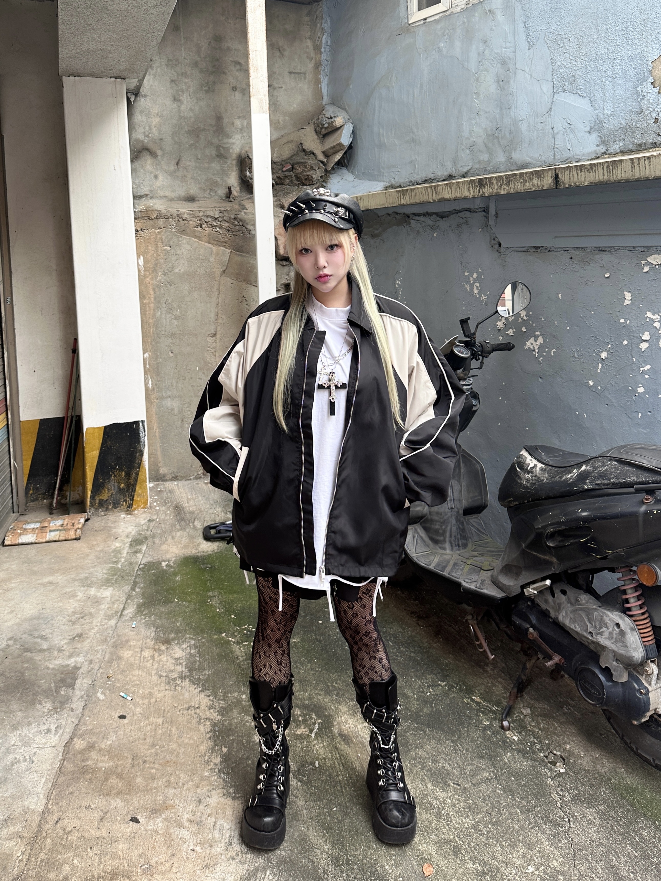 SLOW RECORD HOUSE Piping Line Windbreaker Black & Beige 착용 스타일 - 2