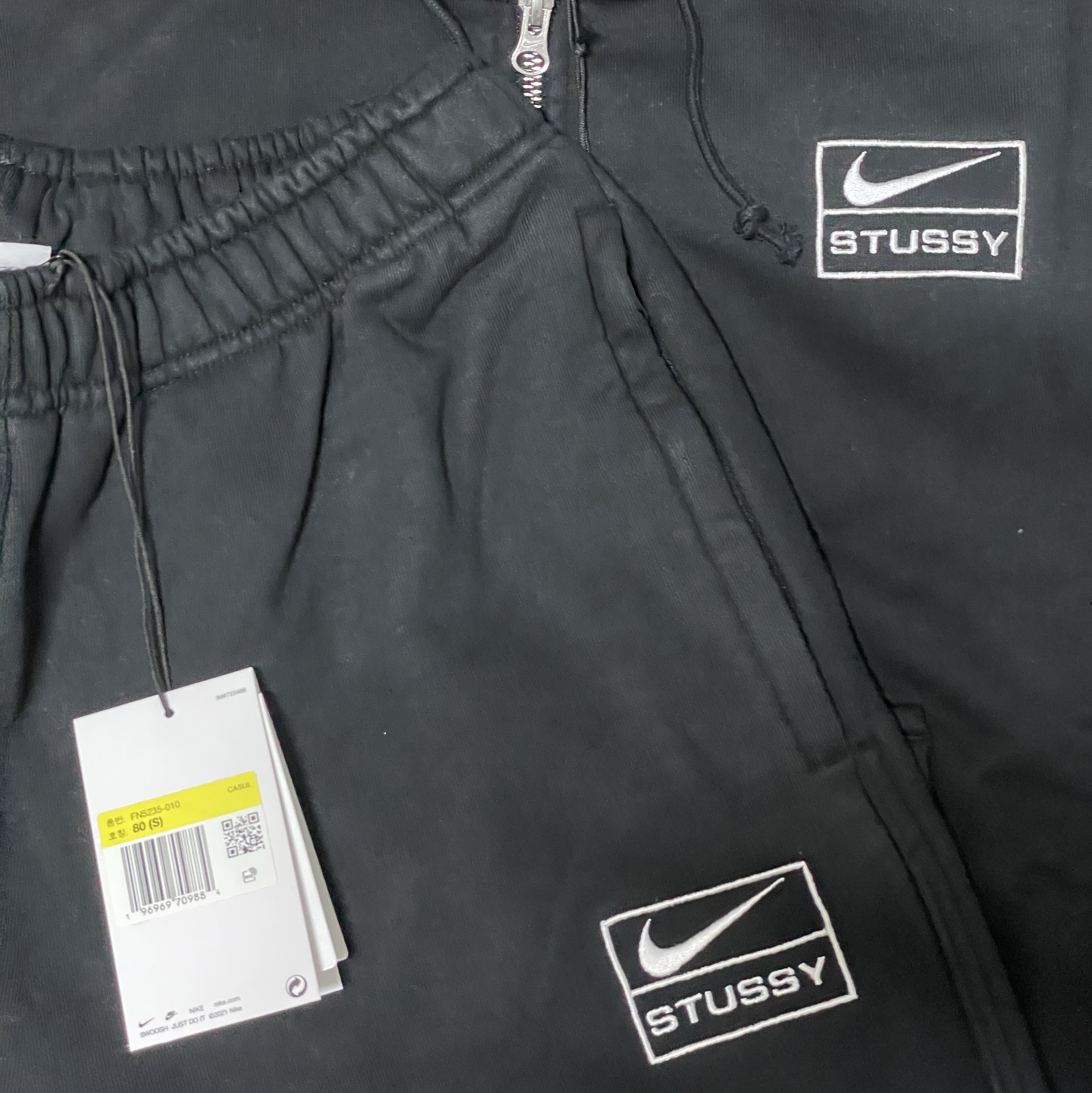 Nike x Stussy Full Zip Washed Fleece Hoodie Black (FJ9175-010), Nike x Stussy Washed Fleece Pants Black (FN5235-010) 착용 스타일 - 2