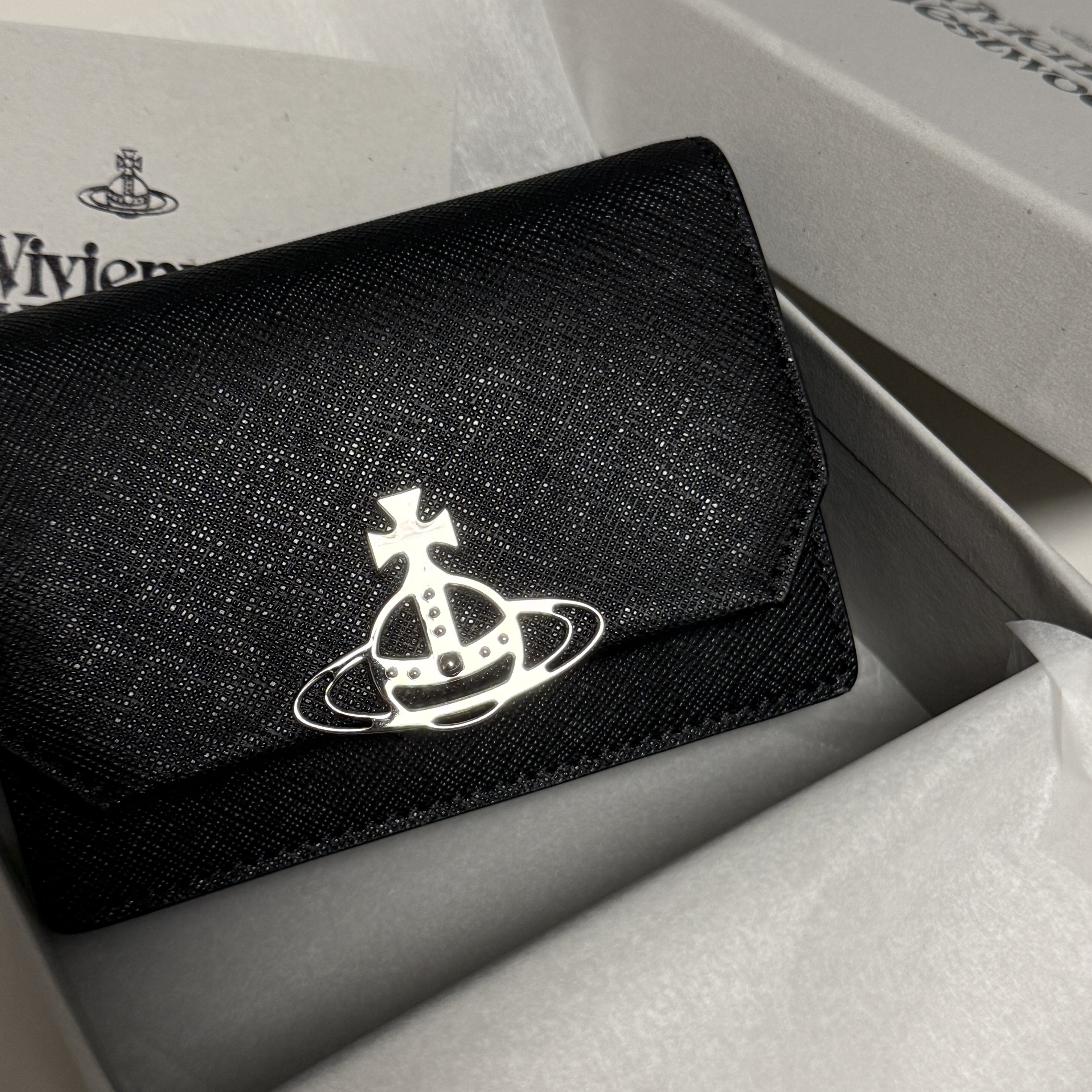 Vivienne Westwood Saffiano Cow Leather Card Holder Black 착용 스타일