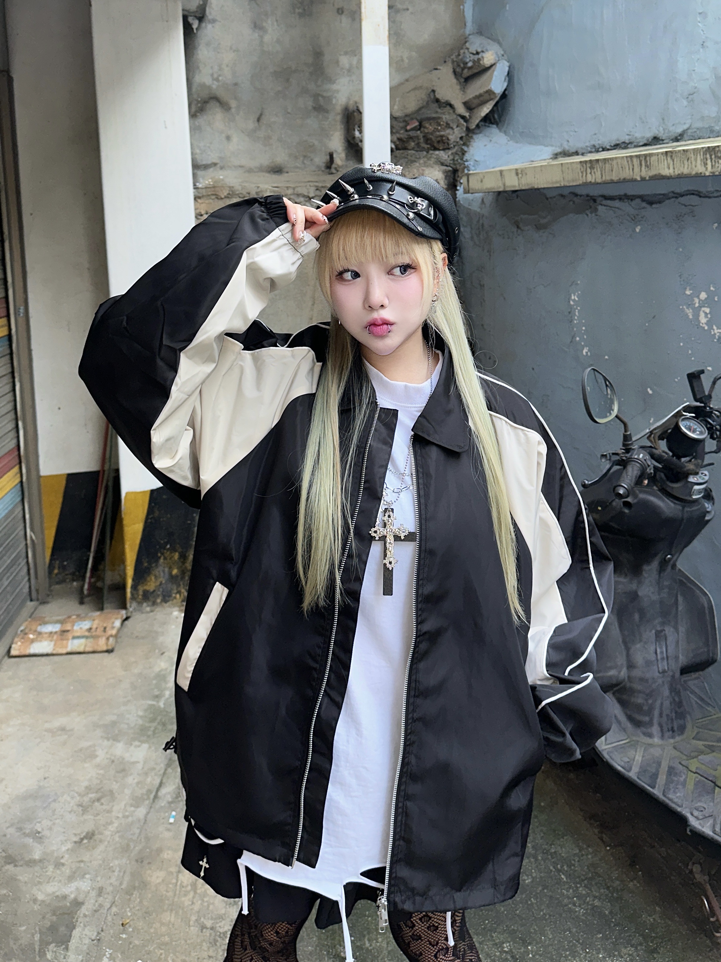 SLOW RECORD HOUSE Piping Line Windbreaker Black & Beige 착용 스타일 - 3