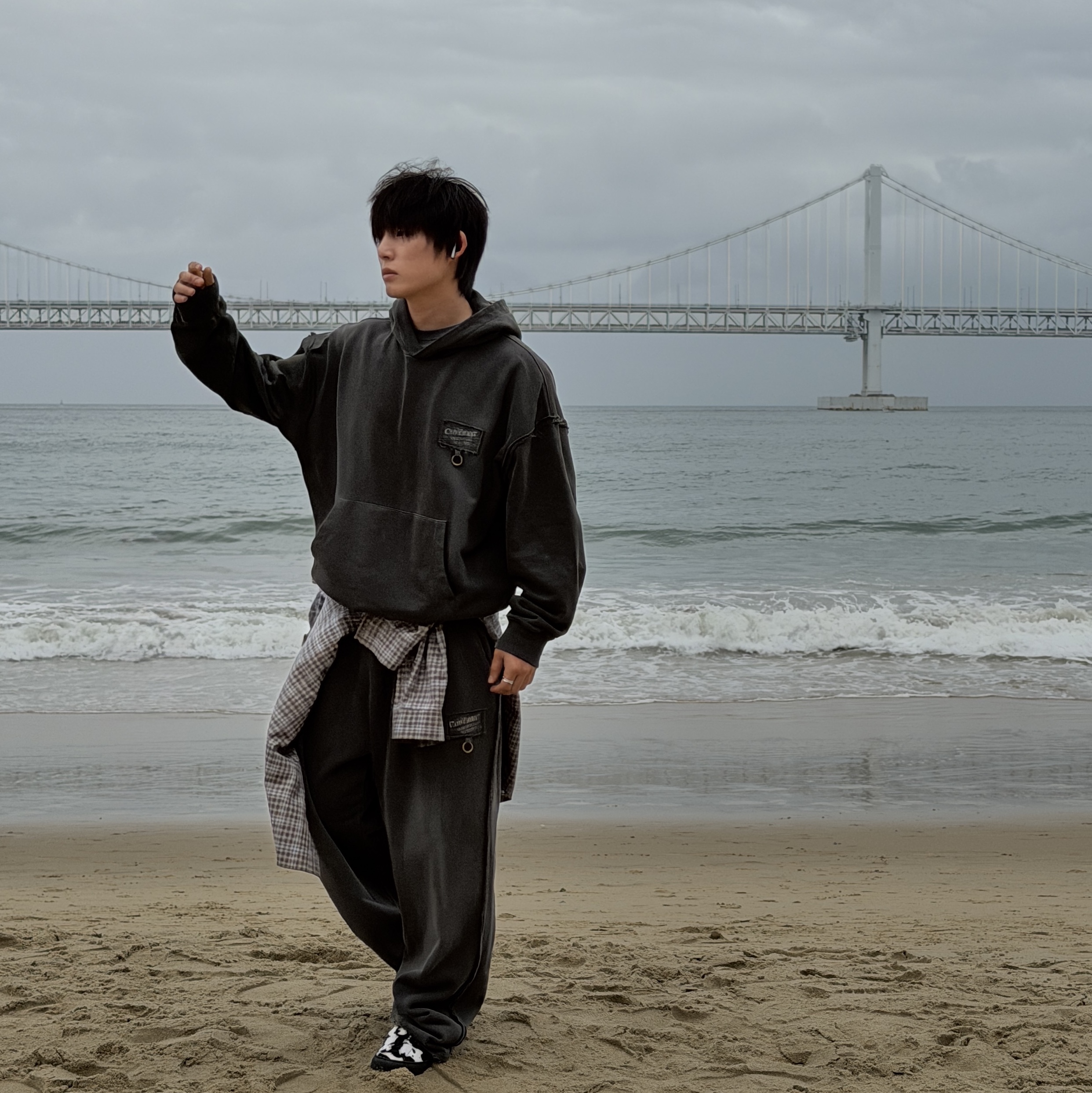 Covernat X Undermycar Destroyed Patch Sweatshirt Charcoal, Covernat X Undermycar Destroyed Patch Sweatpants Charcoal 착용 스타일 - 7