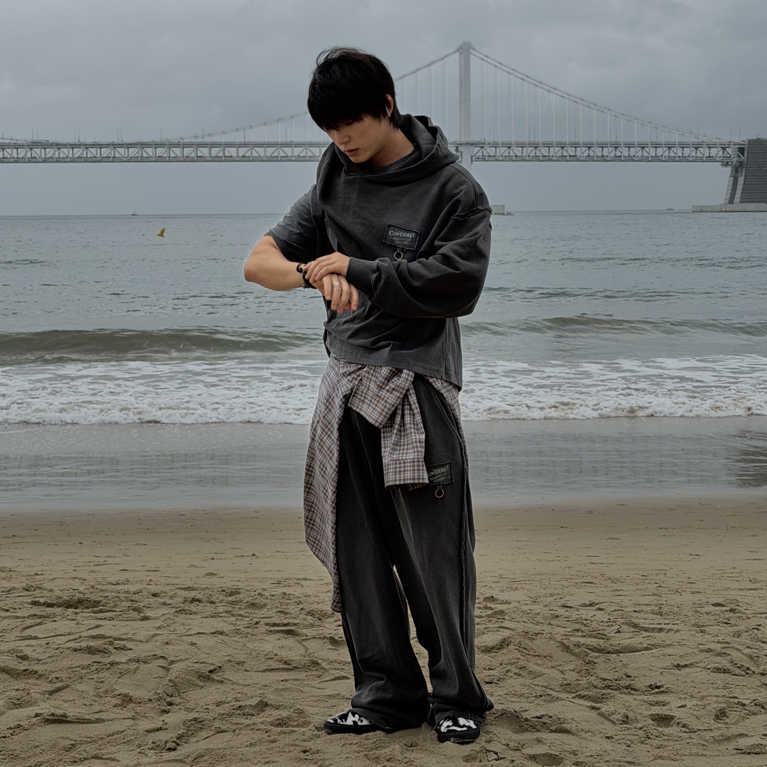 Covernat X Undermycar Destroyed Patch Sweatshirt Charcoal, Covernat X Undermycar Destroyed Patch Sweatpants Charcoal 착용 스타일 - 8