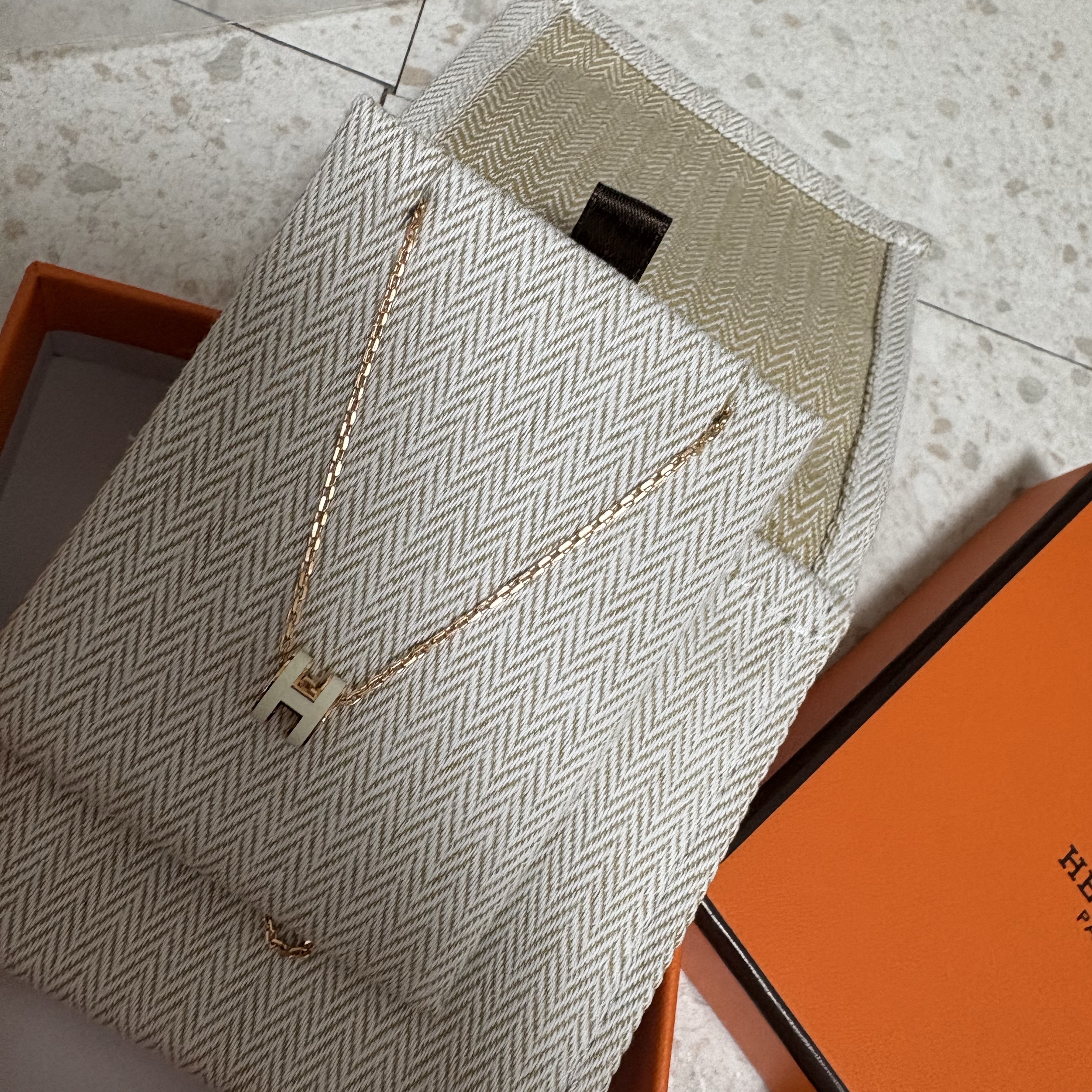 (W) Hermes Mini Pop H Pendant Rose Gold & Blanc 착용 스타일 - 2