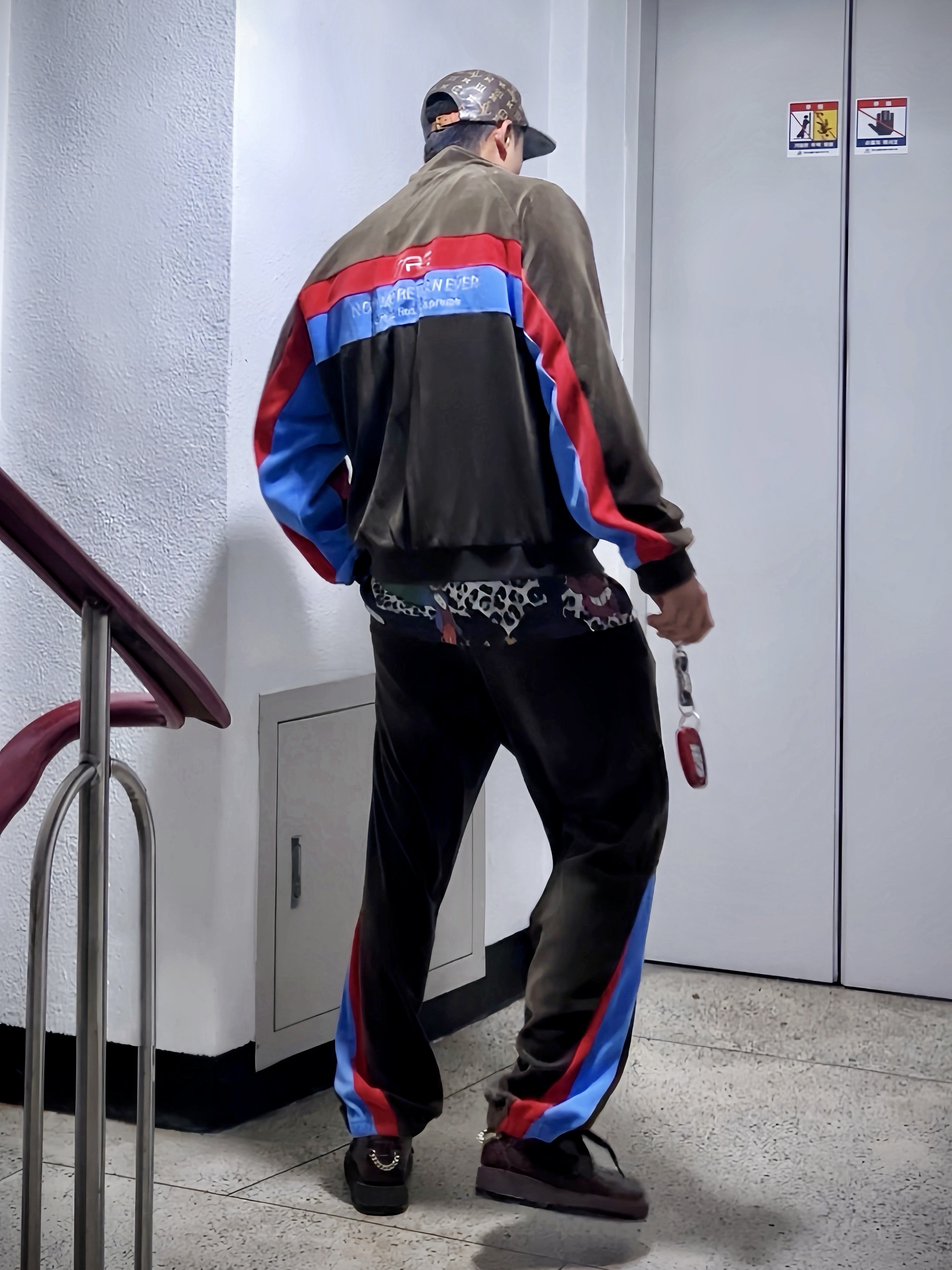 Supreme x Martine Rose S/S Top Multicolor - 24FW, Supreme x Martine Rose Velour Track Jacket Brown - 24FW 착용 스타일