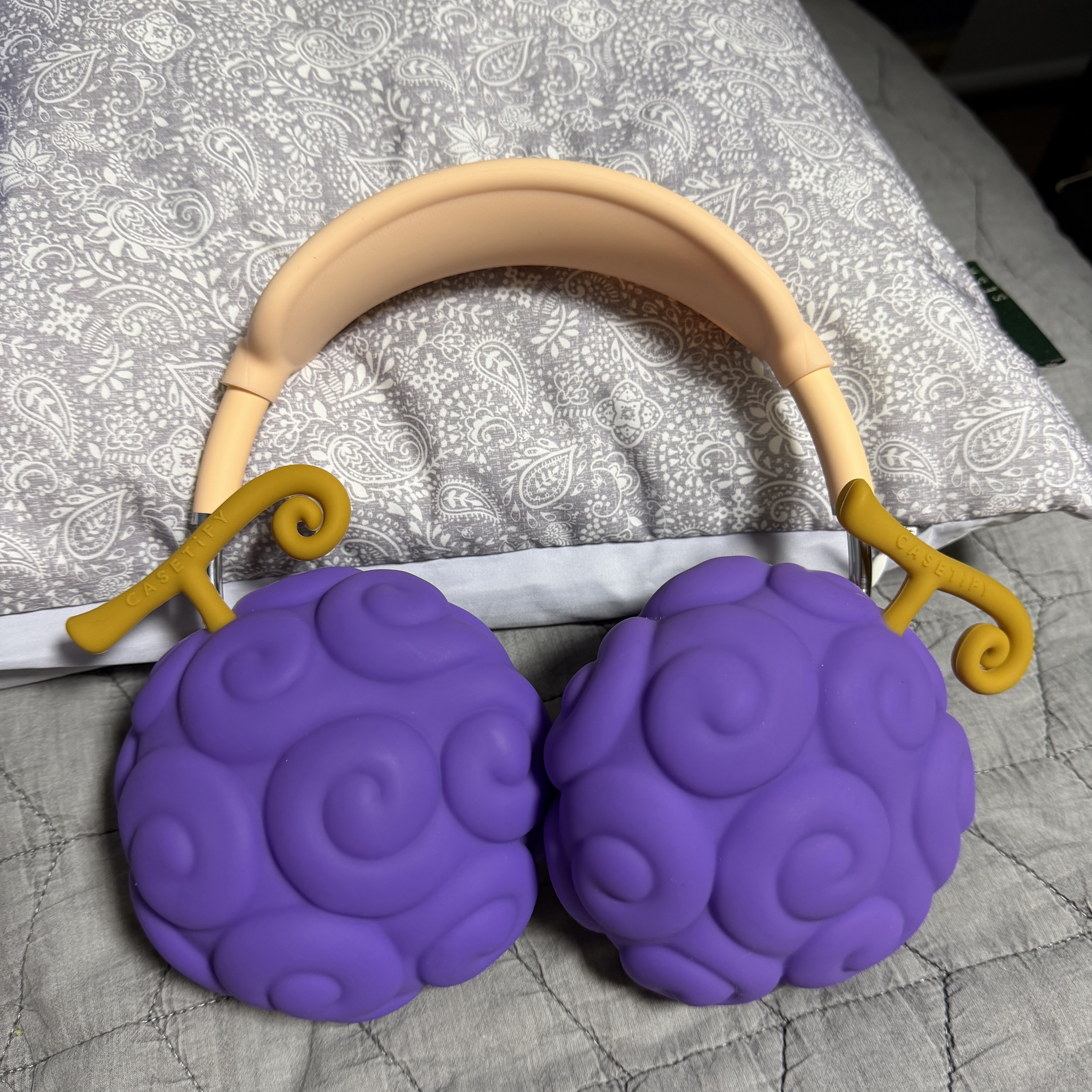 Casetify x One Piece Gum Gum Fruit Airpods Max Collectible Headphone Case 착용 스타일