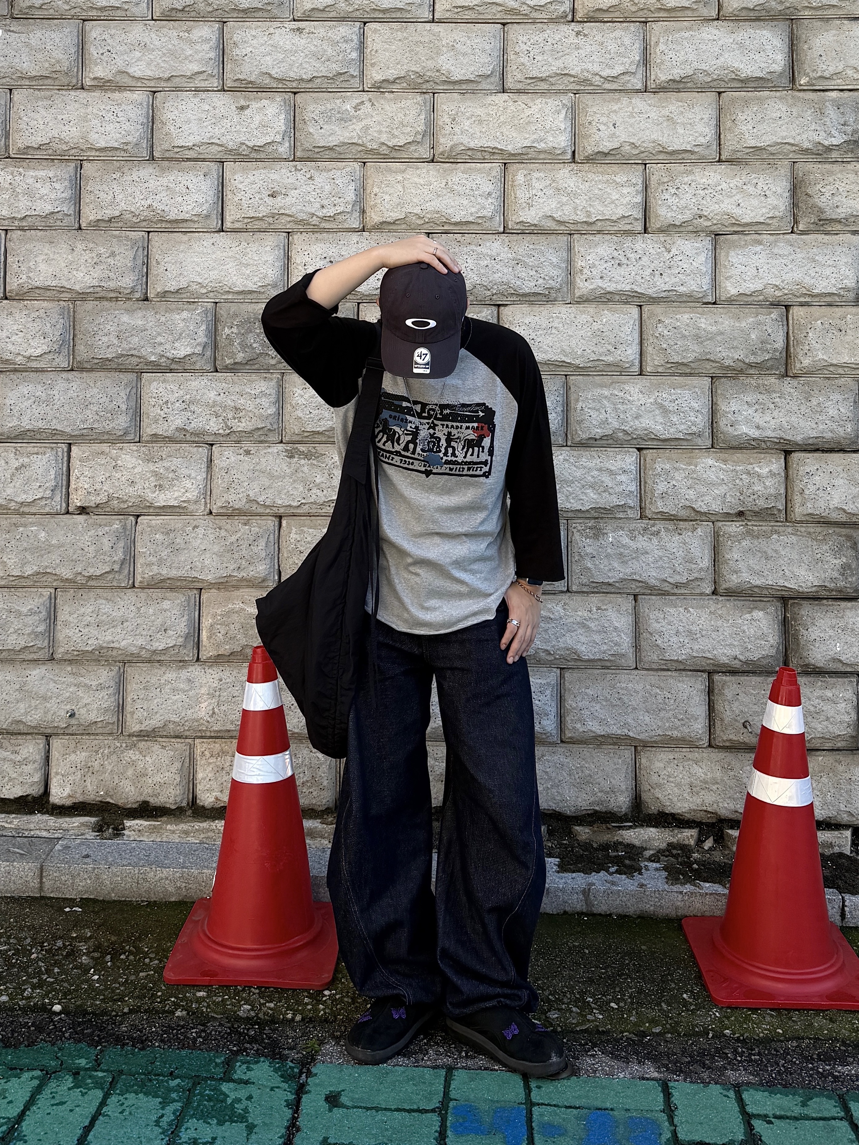 [KREAM 단독] Thevinylhouse Cowboy Pictogram Raglan LS Tee Black, Reebok x Needles Beatnik Moc Core Black Extreme Purple 착용 스타일 - 2