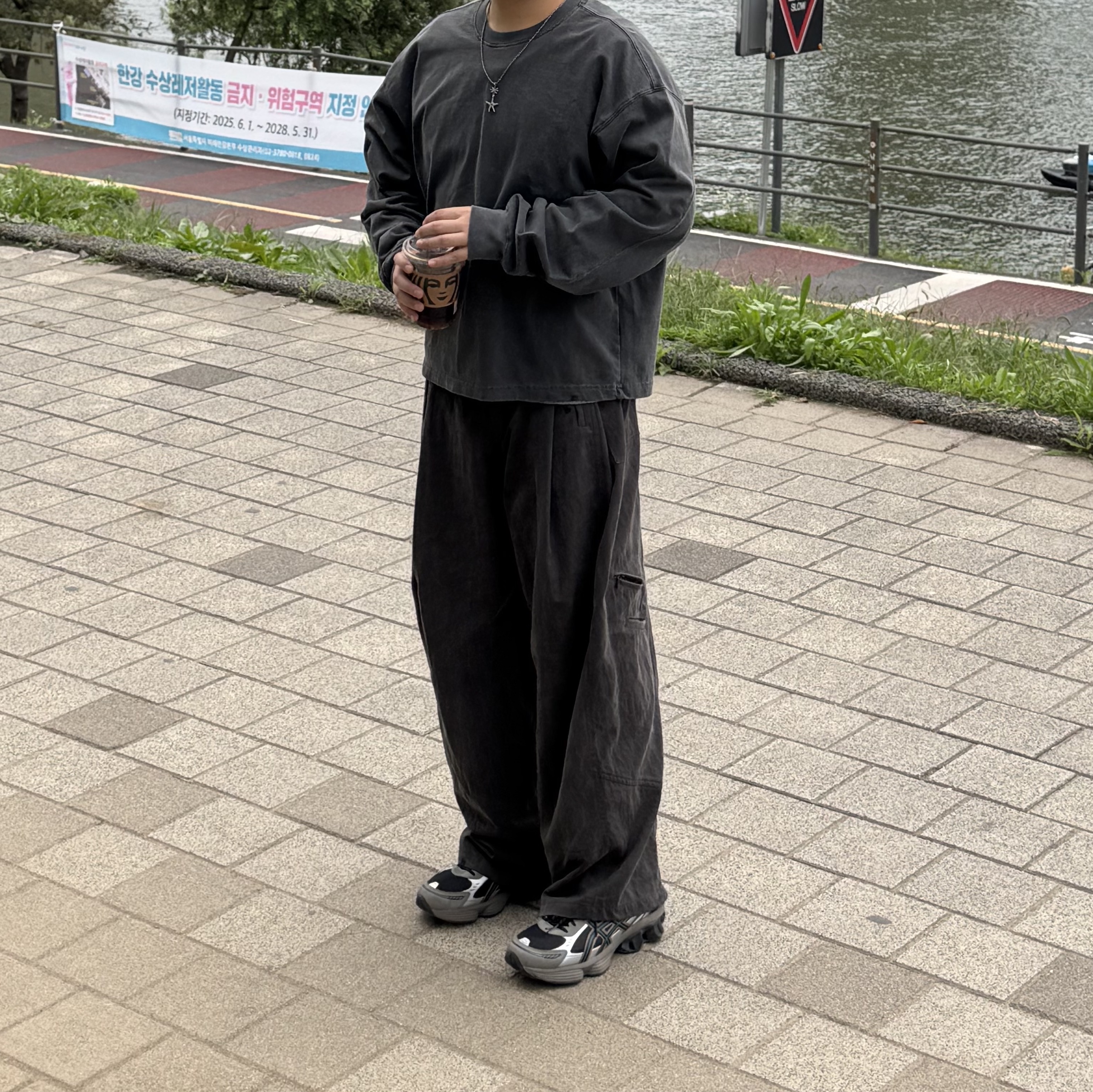 Begin202 Nycoma Twotuck Pants Charcoal Brown 착용 스타일 - 2