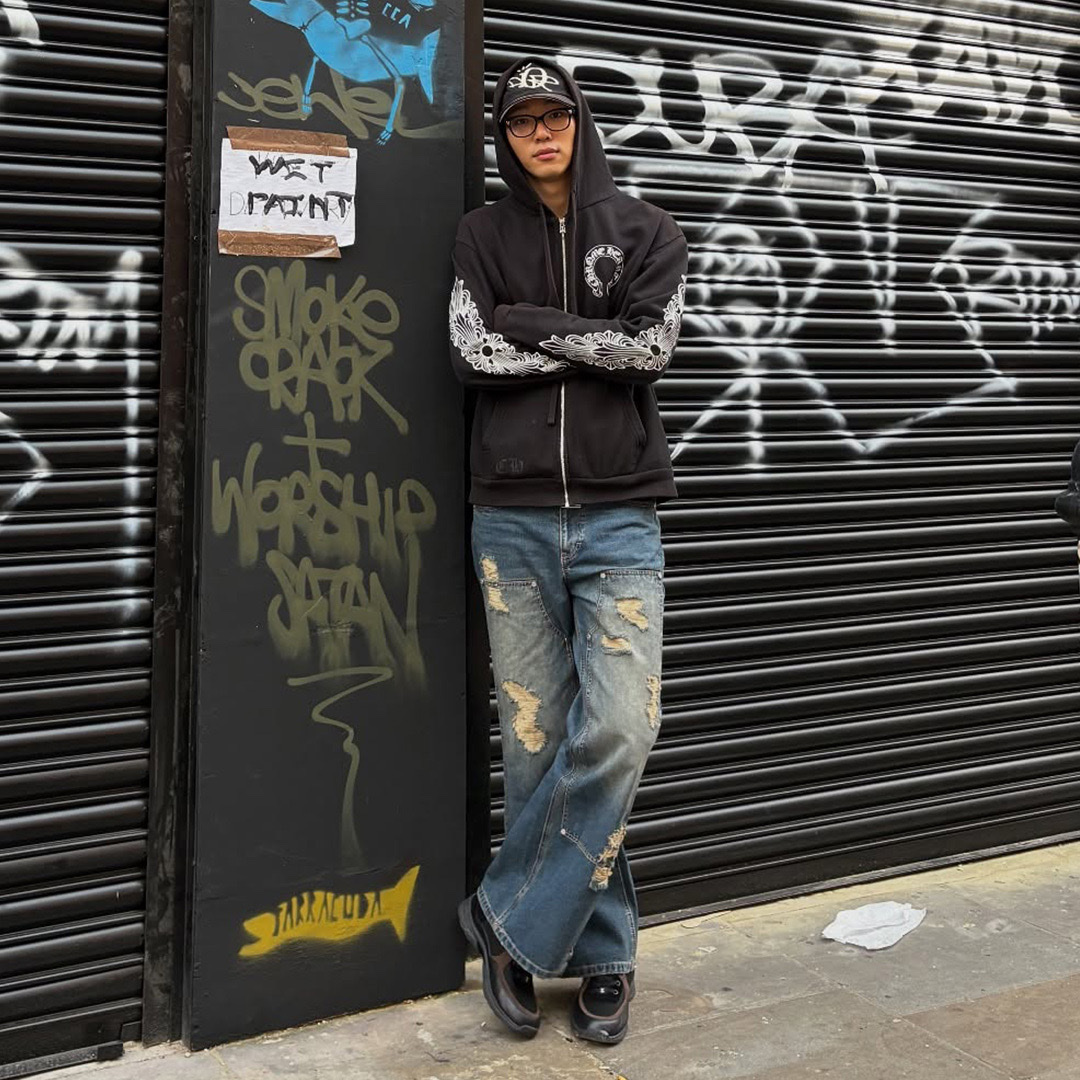Thevinylhouse Destroyed Boots Cut Denim Pants Blue, Chrome Hearts Horseshoe Floral Fleece Zip-Up Hoodie Black 착용 스타일