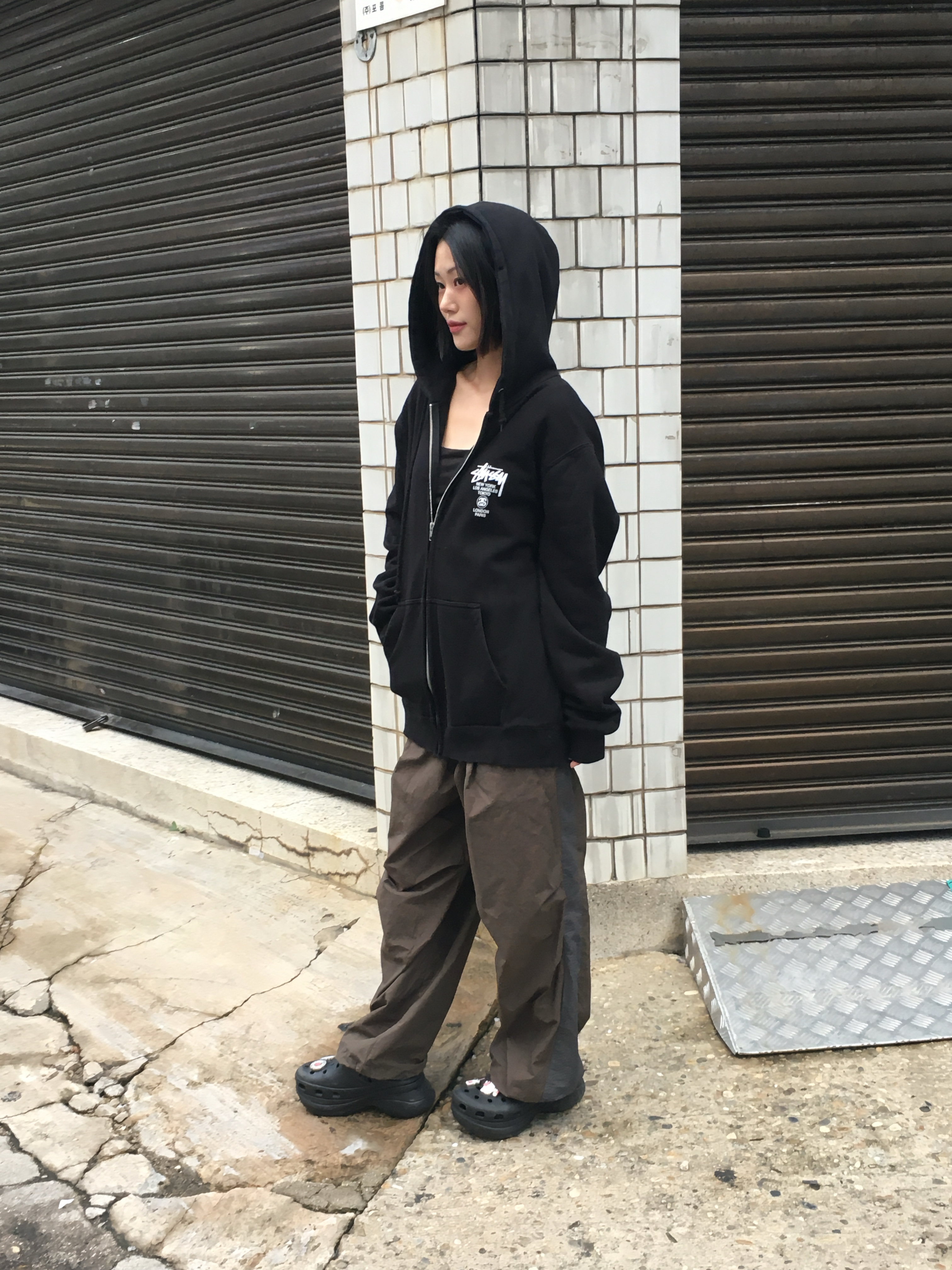 Stussy World Tour Hoodie Black 착용 스타일 - 2