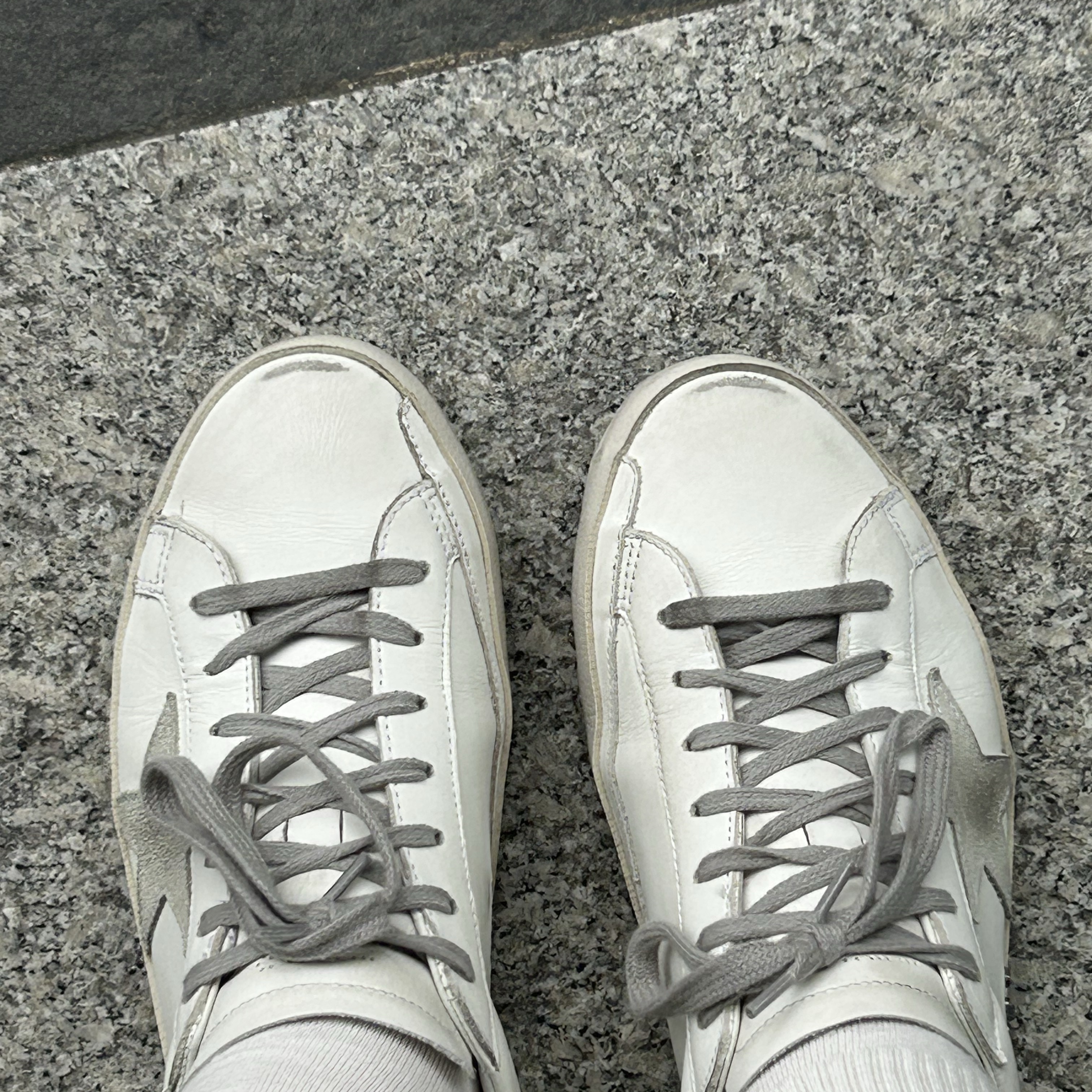 Golden Goose Superstar White Silver Heel Tab Sneakers 착용 스타일